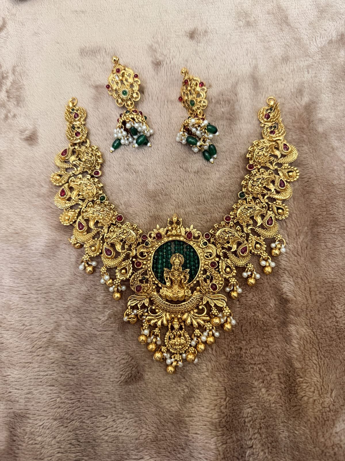 Shriya Necklace Set with Earrings: Divine Radiance