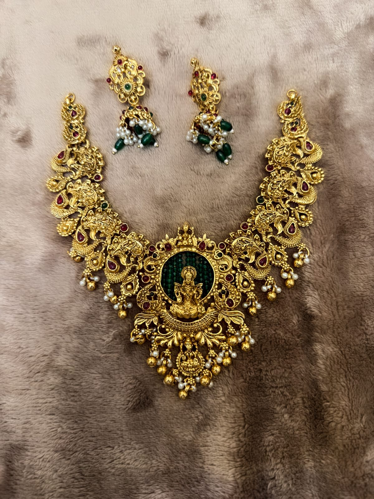 Shriya Necklace Set with Earrings: Divine Radiance
