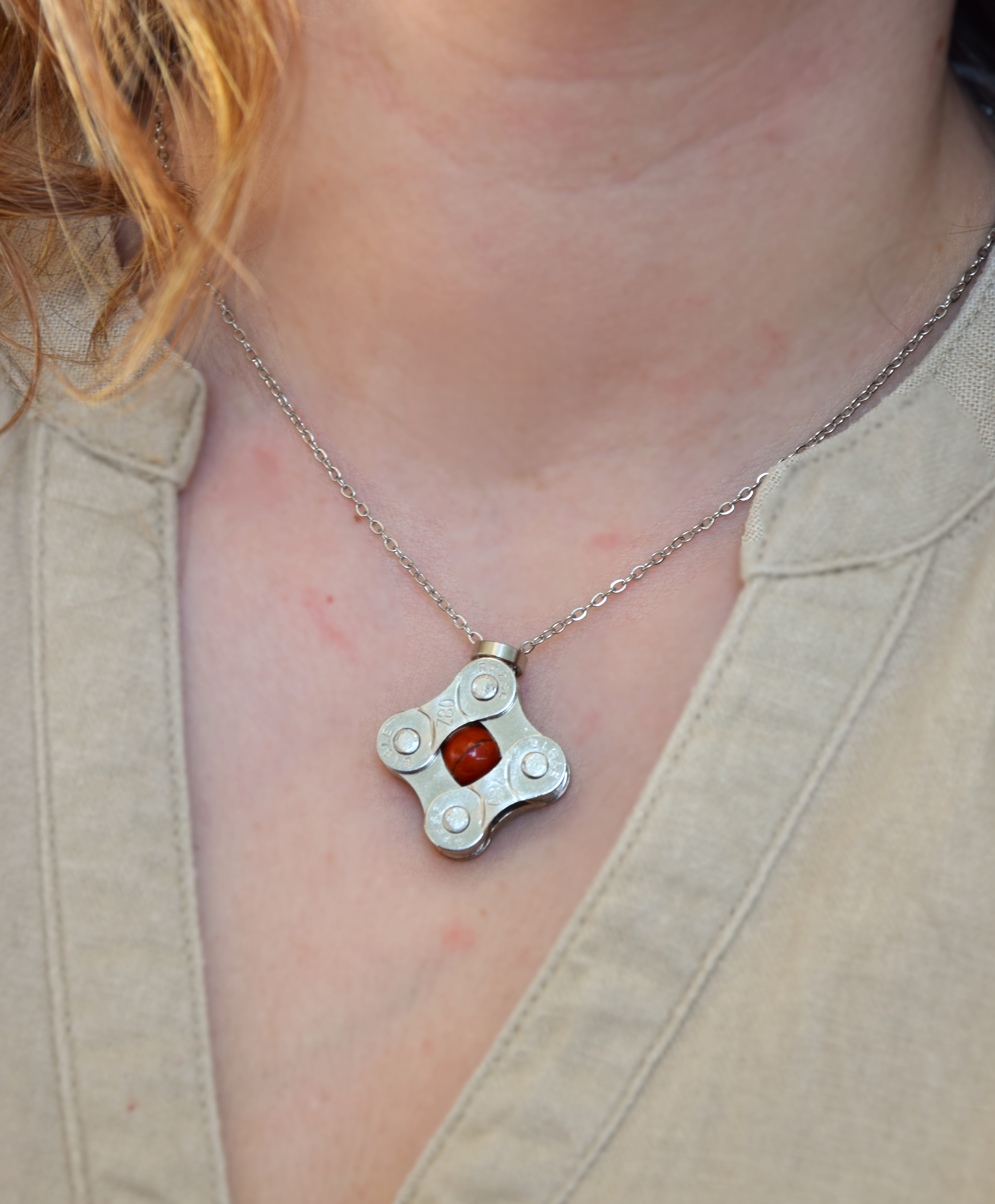 Metallhalskette - Anhänger Quadrat mit Edelstein