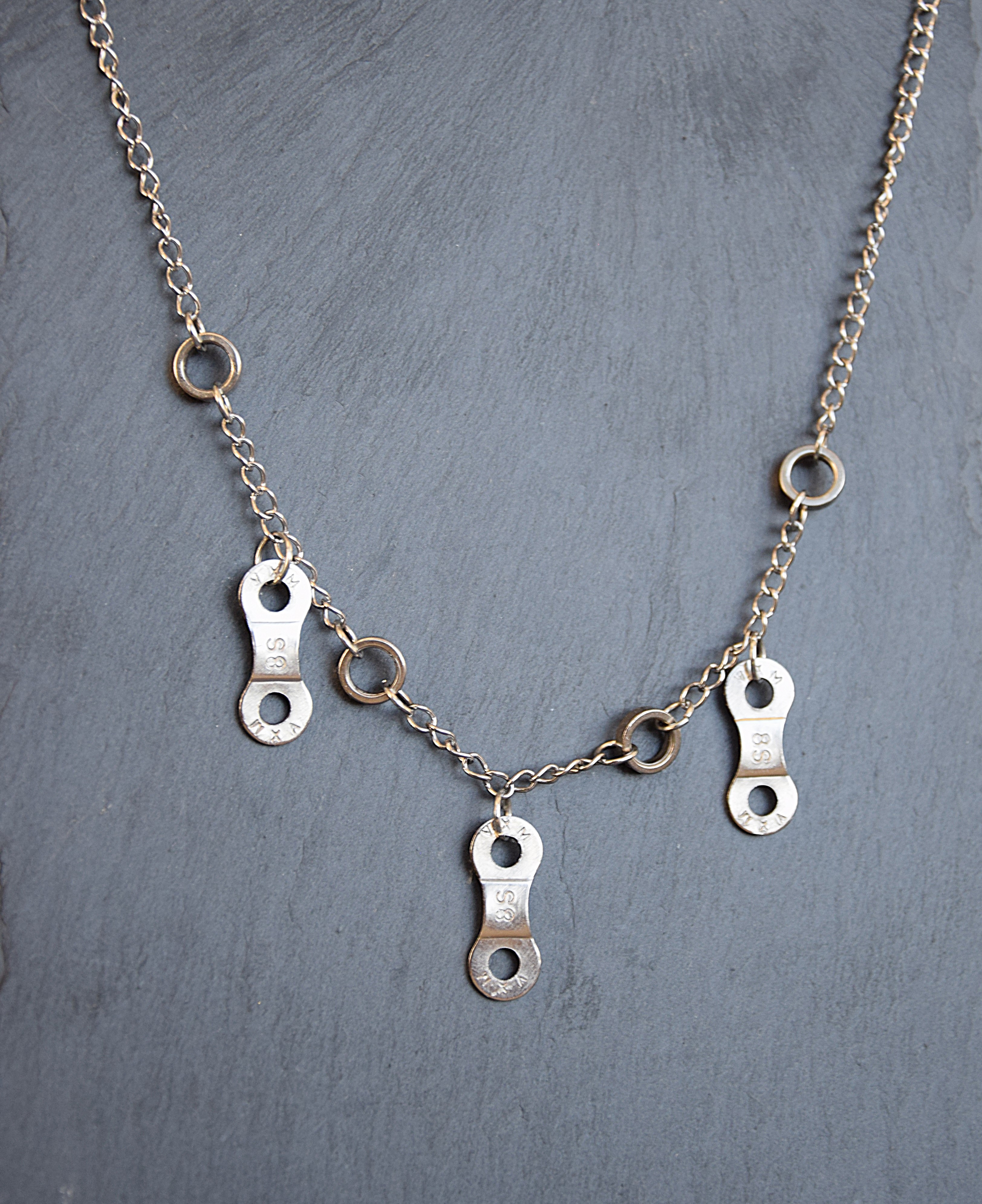 Metallhalskette - Flache Elemente hängend