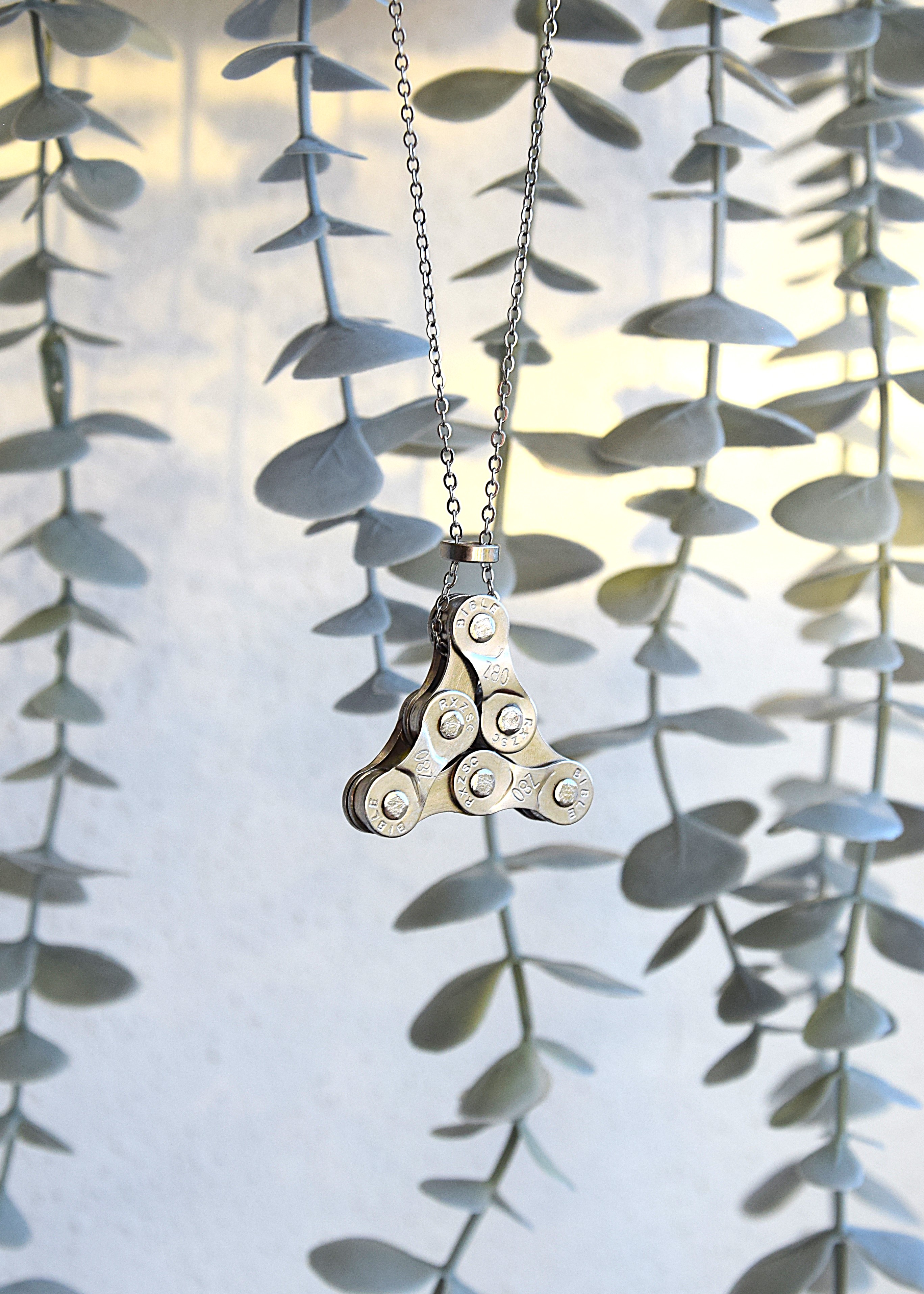 Metallhalskette - Anhänger Pyramide