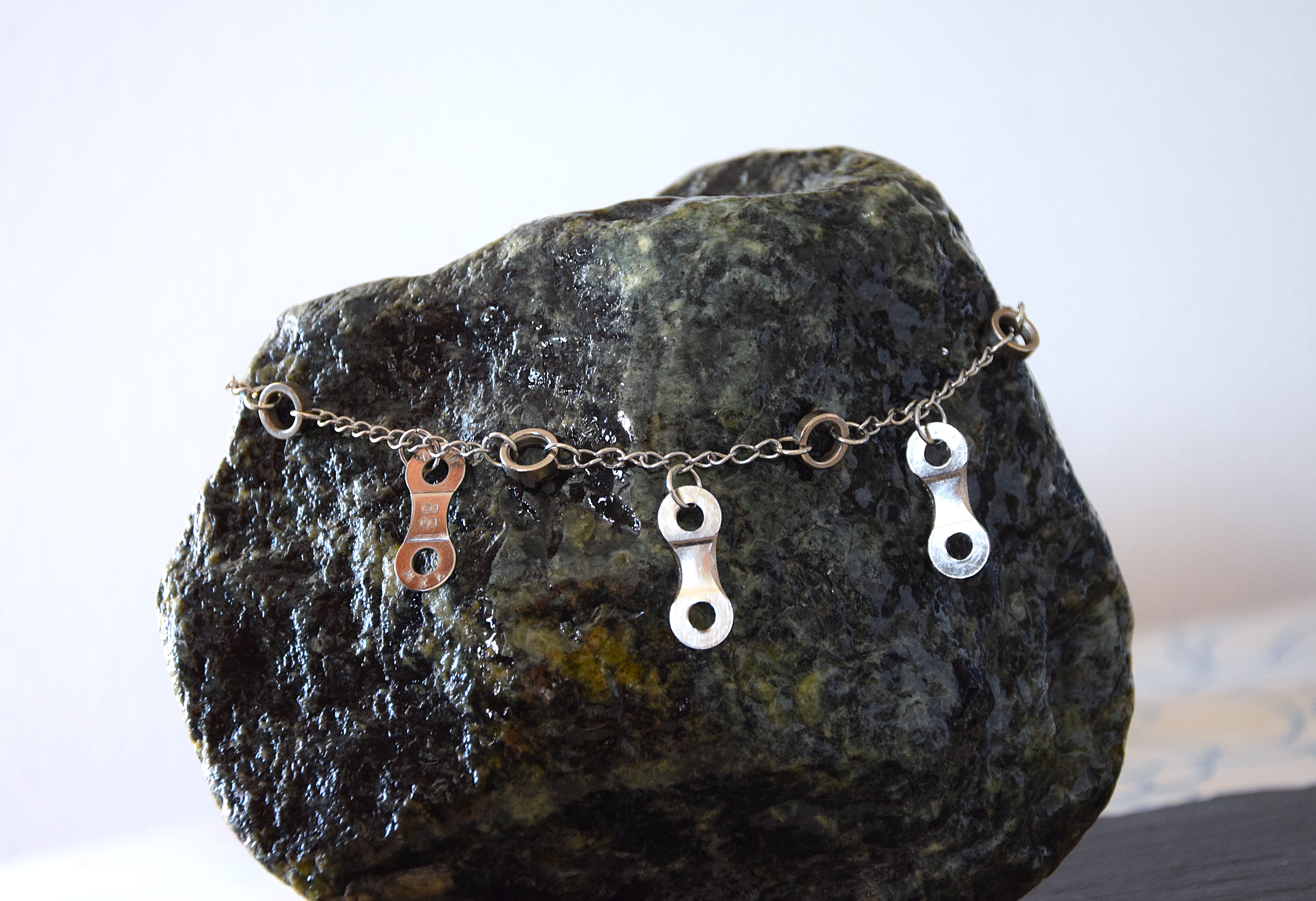 Metallhalskette - Flache Elemente hängend