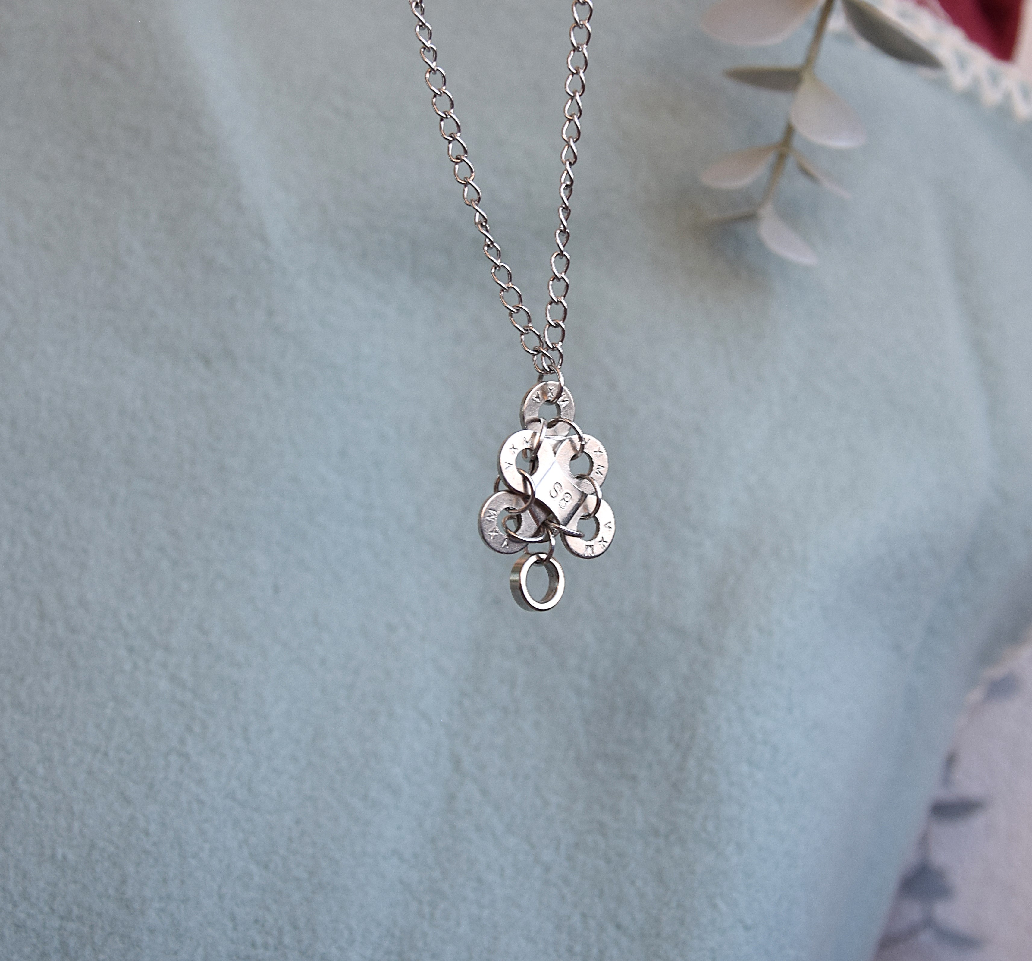 Metallhalskette - Triangel mit Ring