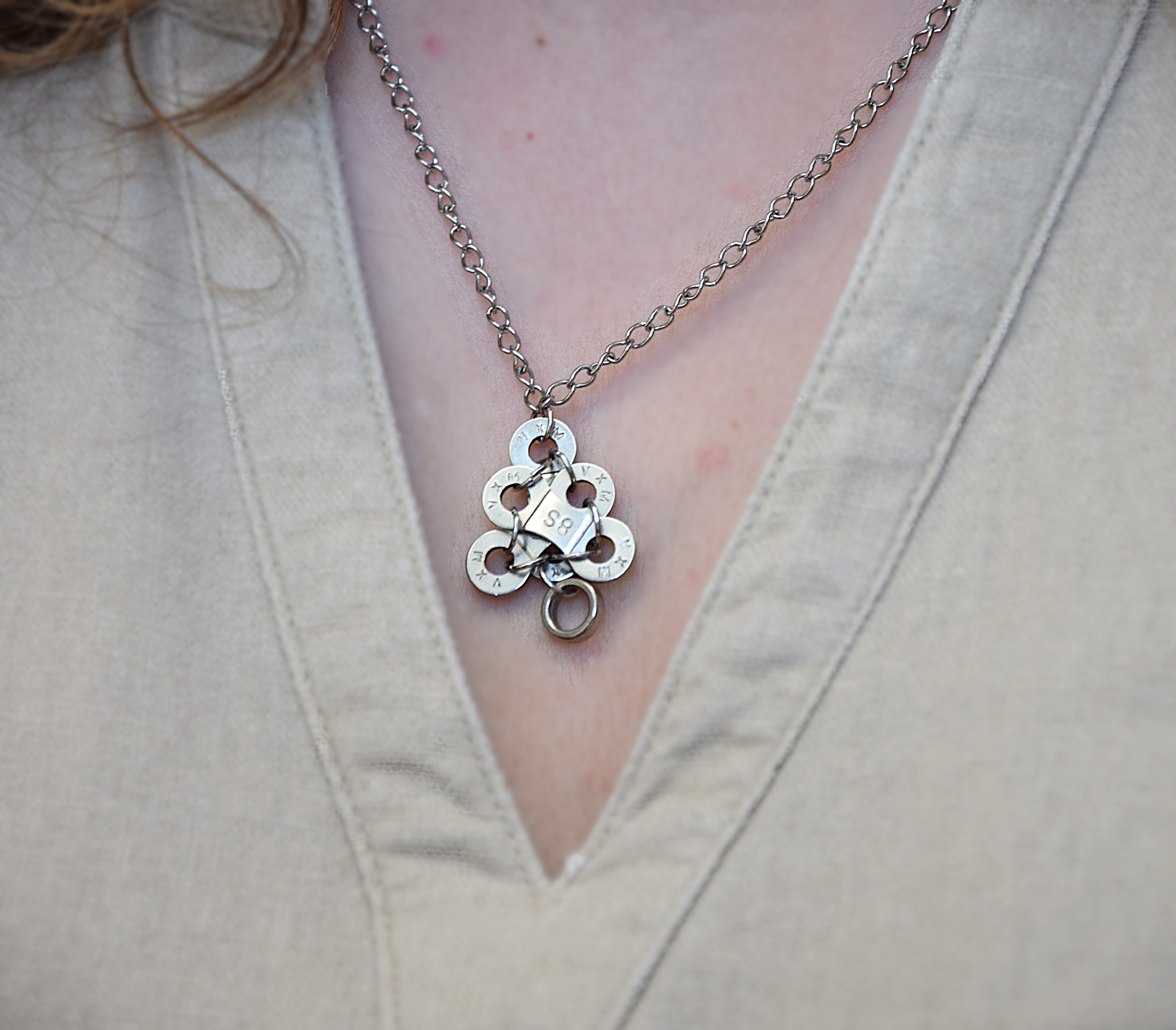 Metallhalskette - Triangel mit Ring