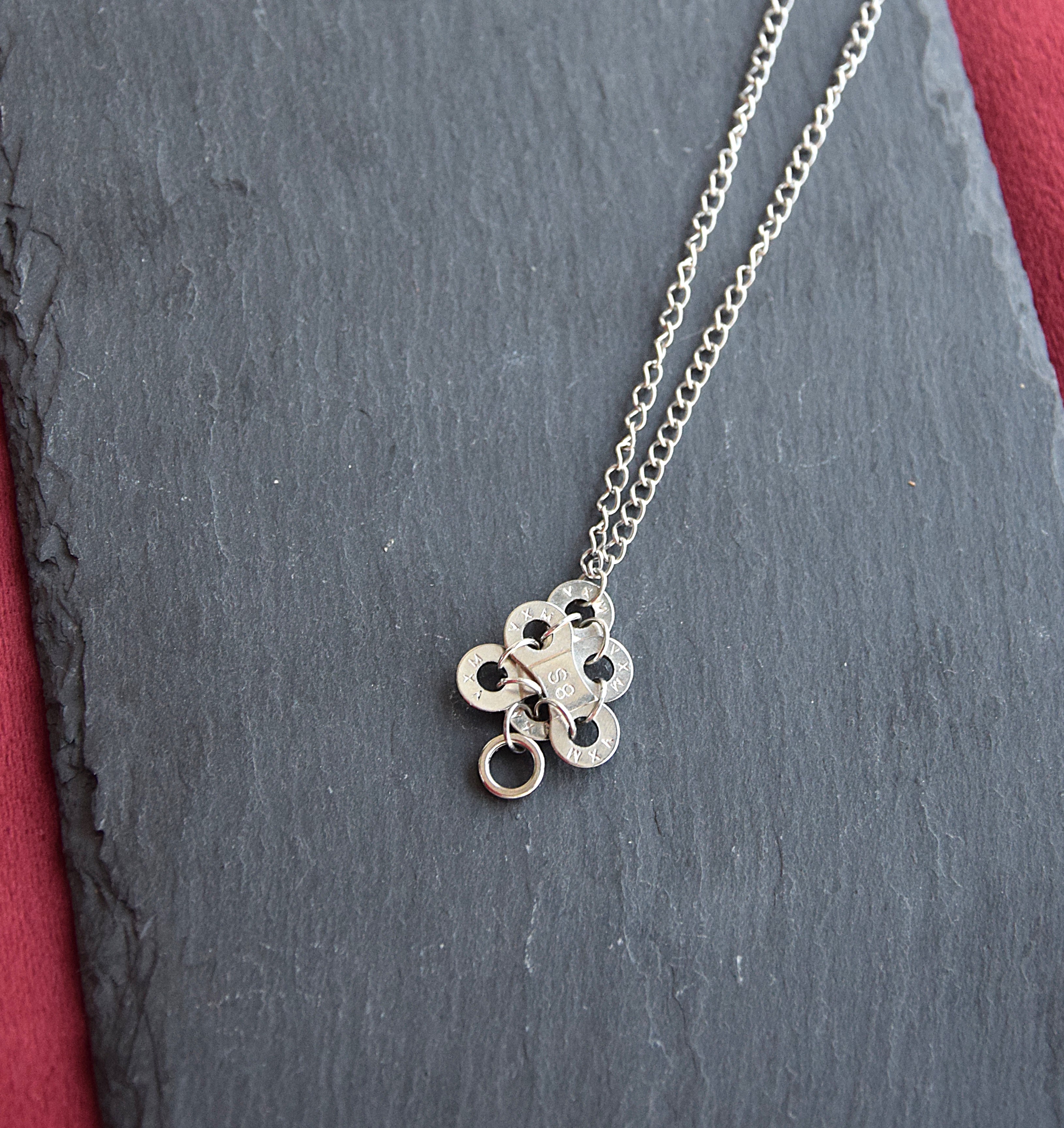 Metallhalskette - Triangel mit Ring