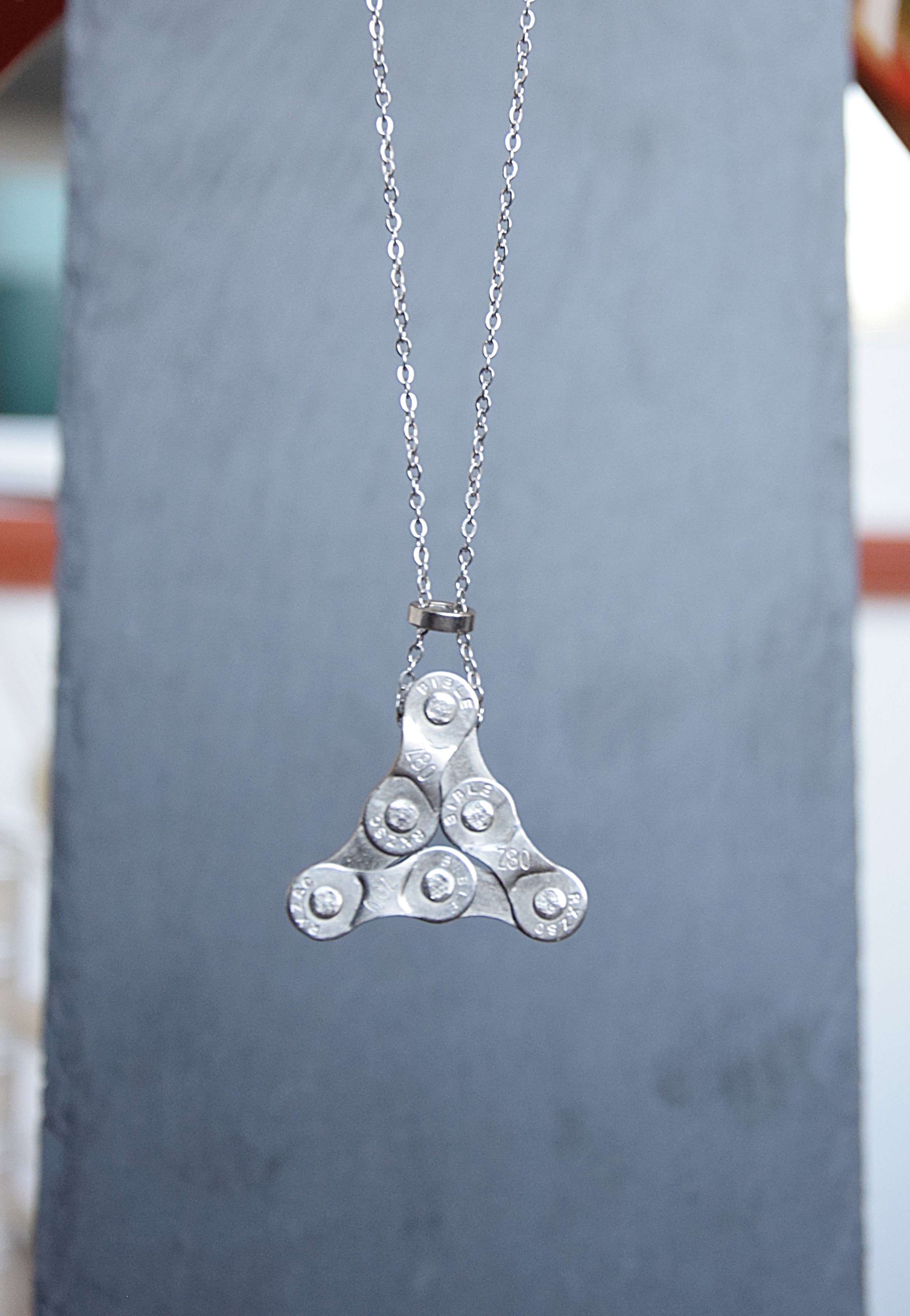 Metallhalskette - Anhänger Pyramide