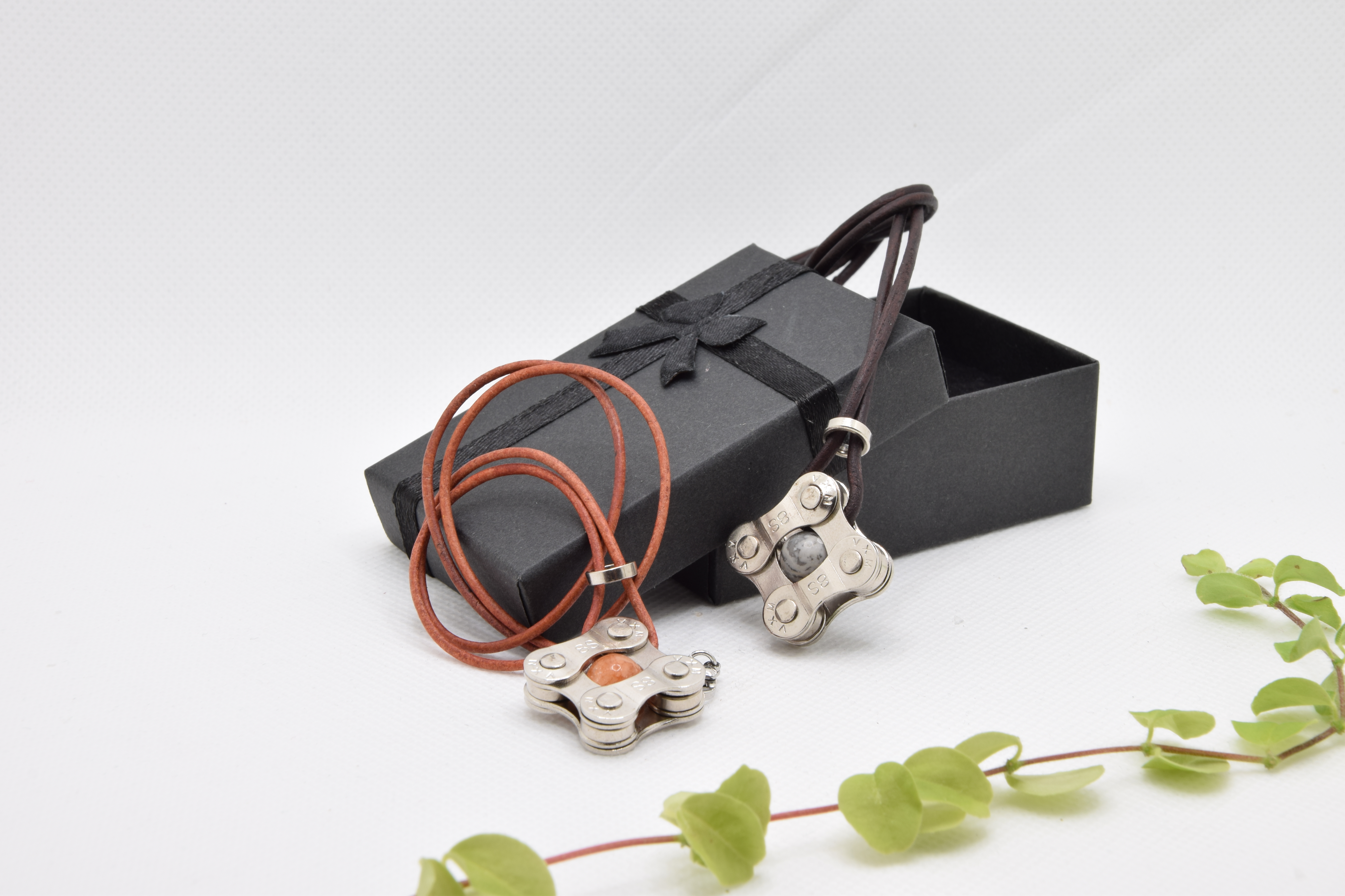 Halskette Leder - Anhänger Edelstein im Quadrat