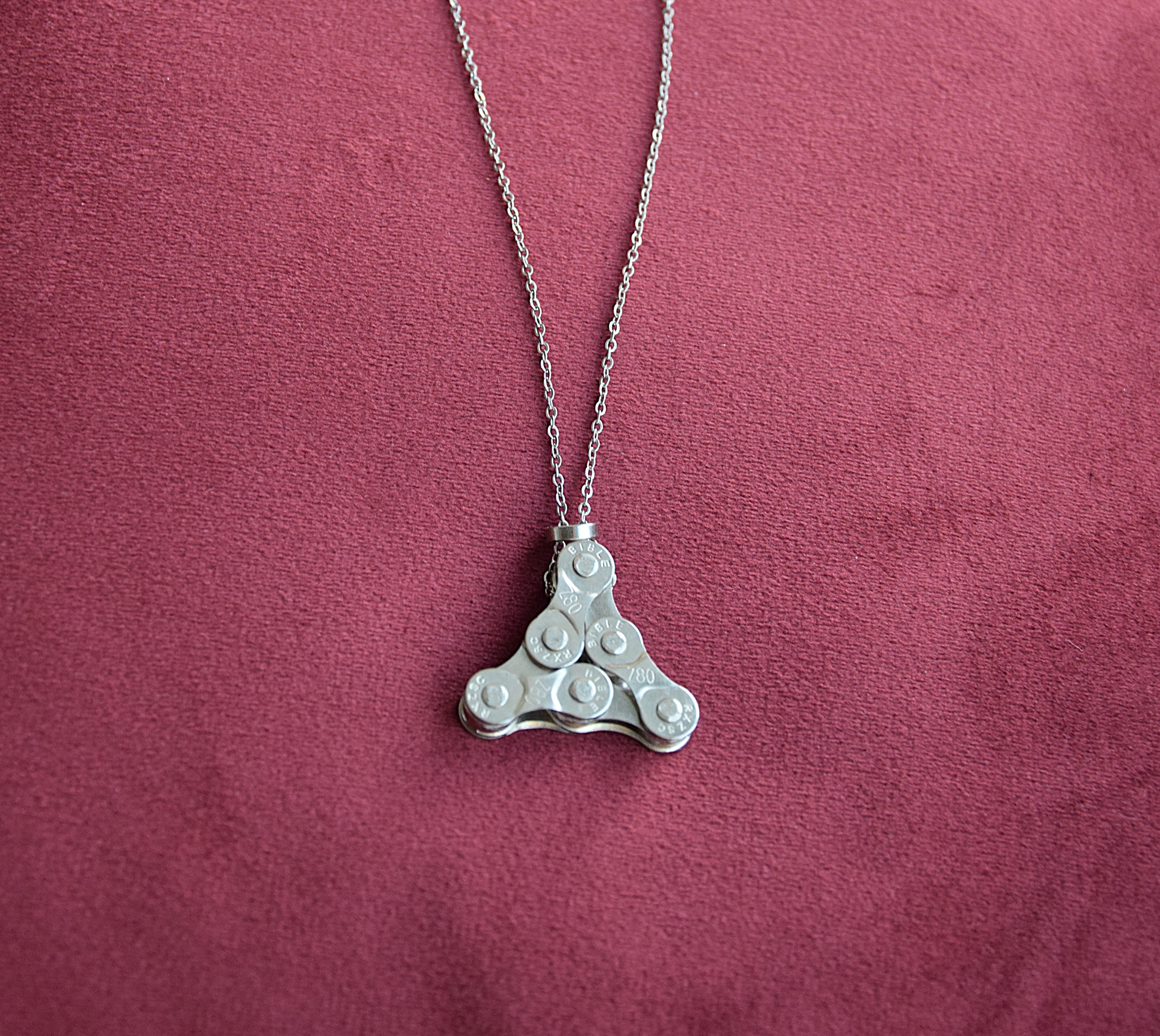 Metallhalskette - Anhänger Pyramide