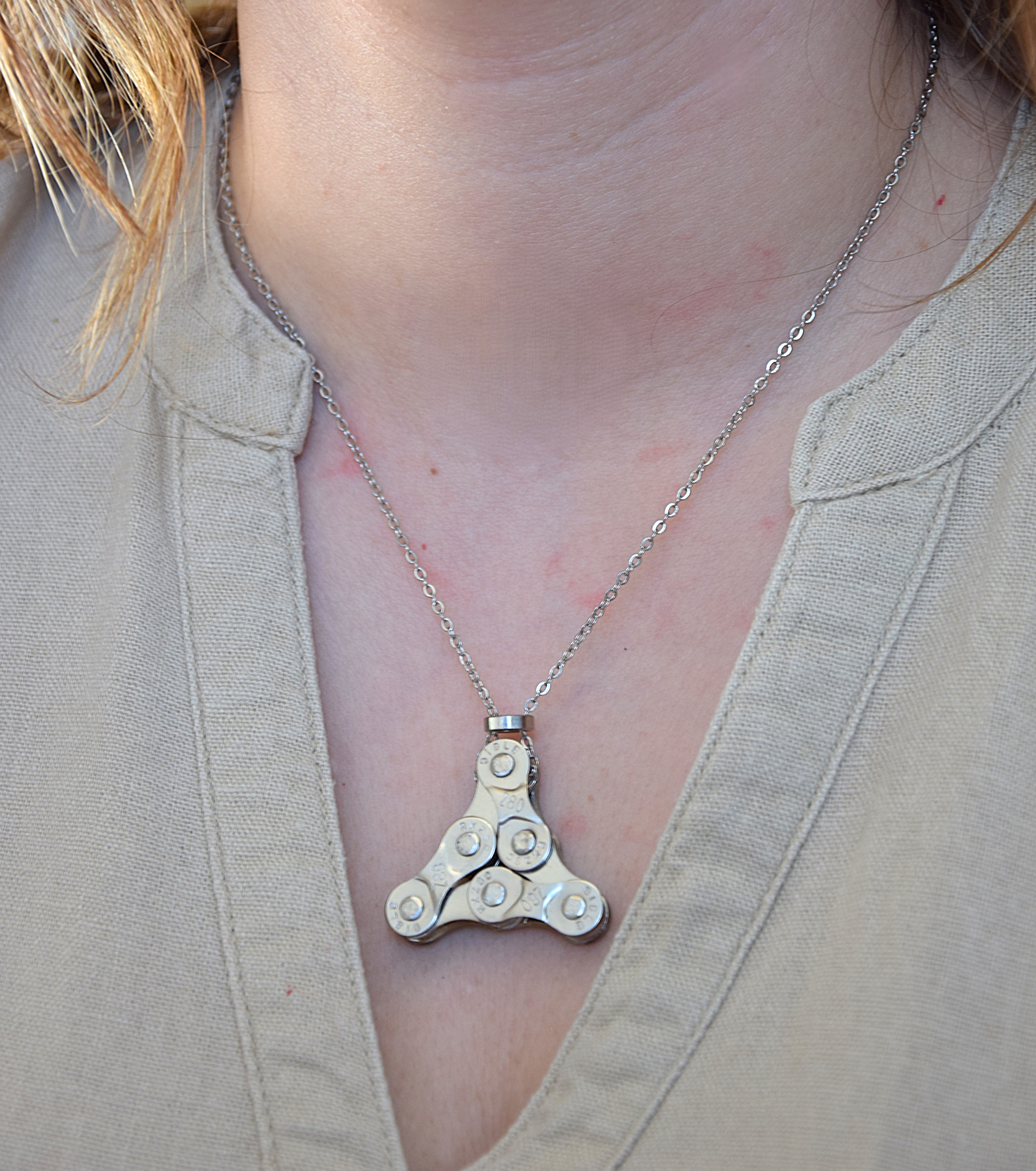 Metallhalskette - Anhänger Pyramide