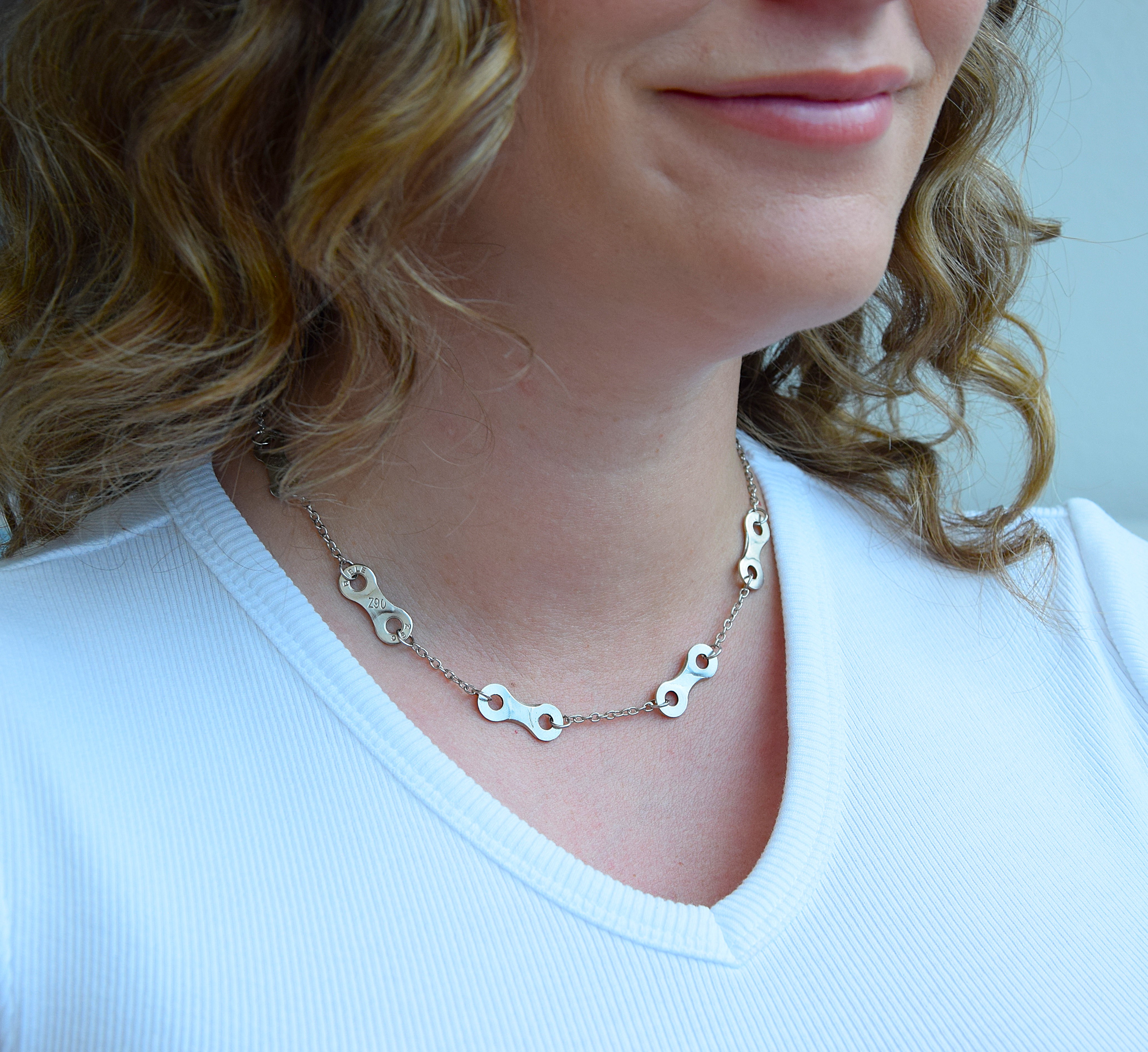 Metallhalskette - Flache Elemente längs