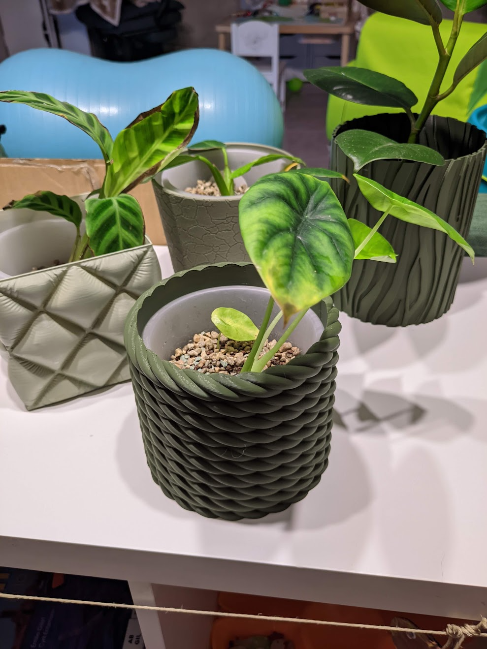 Vaso decorativo verde com planta artificial