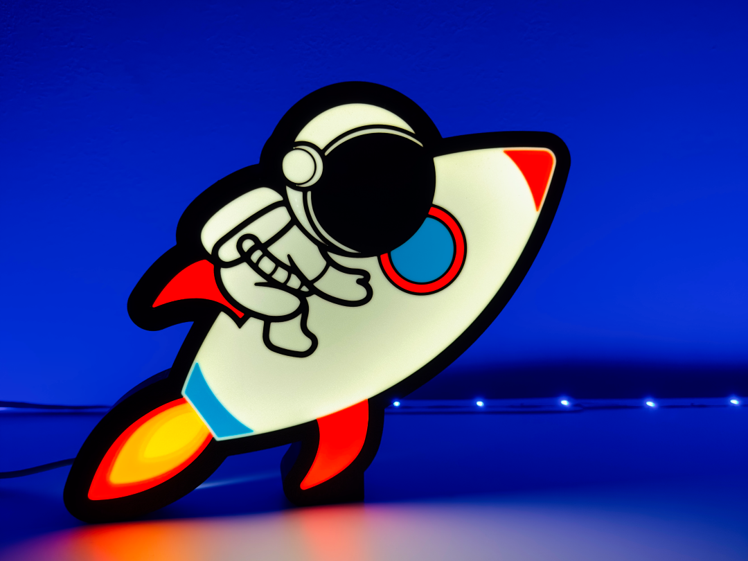 Luminária Astronauta no Foguete