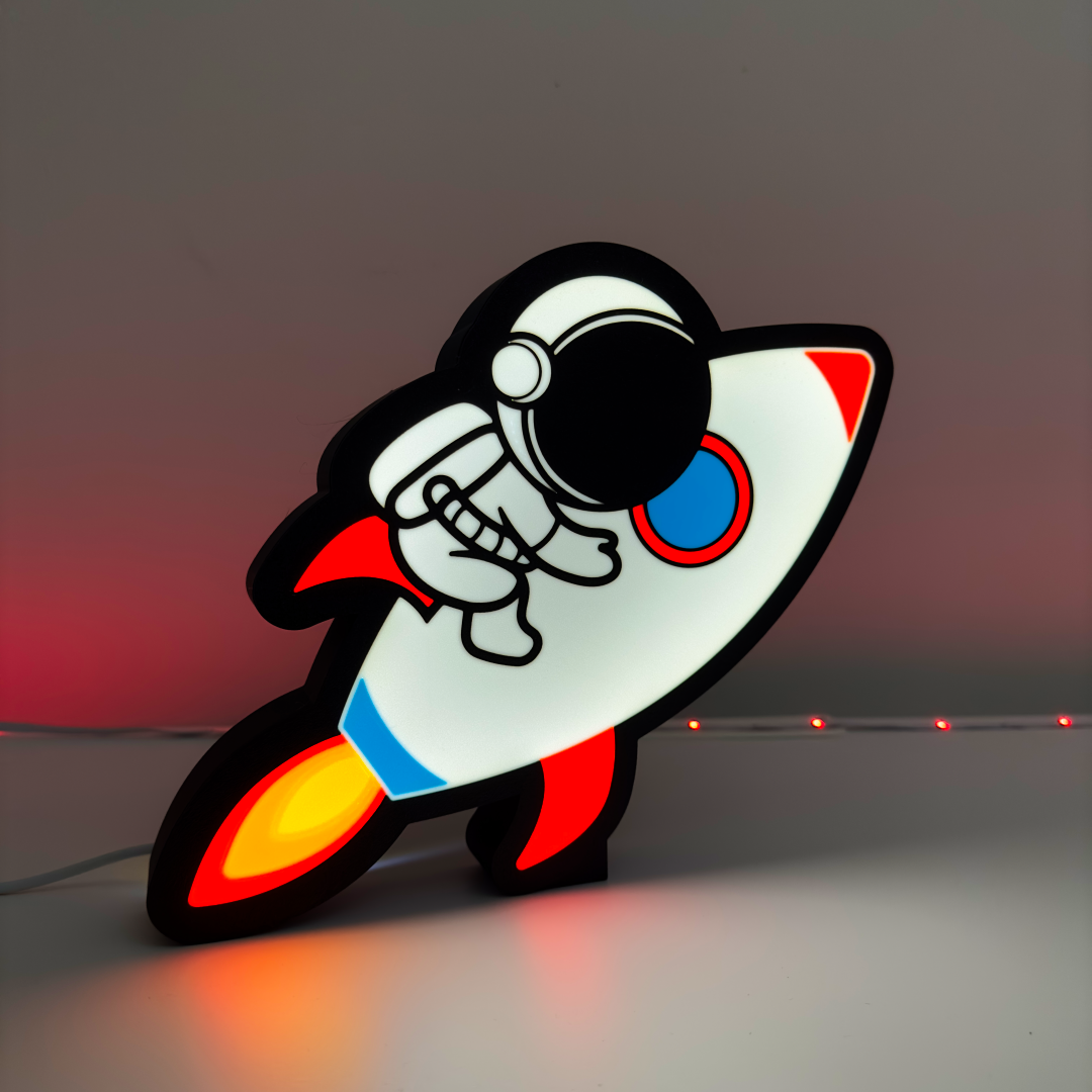 Luminária Astronauta no Foguete