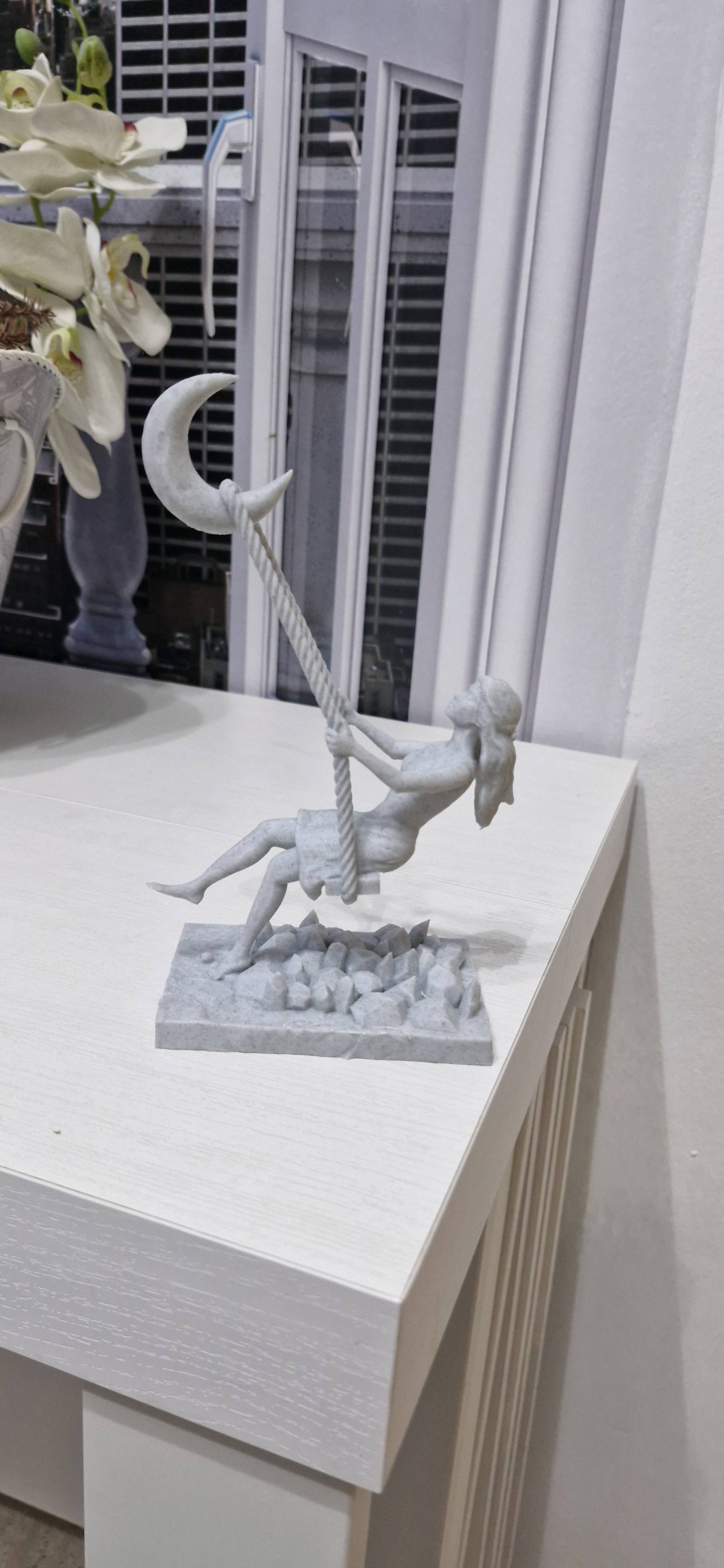 Escultura Mulher no Balanço da Lua