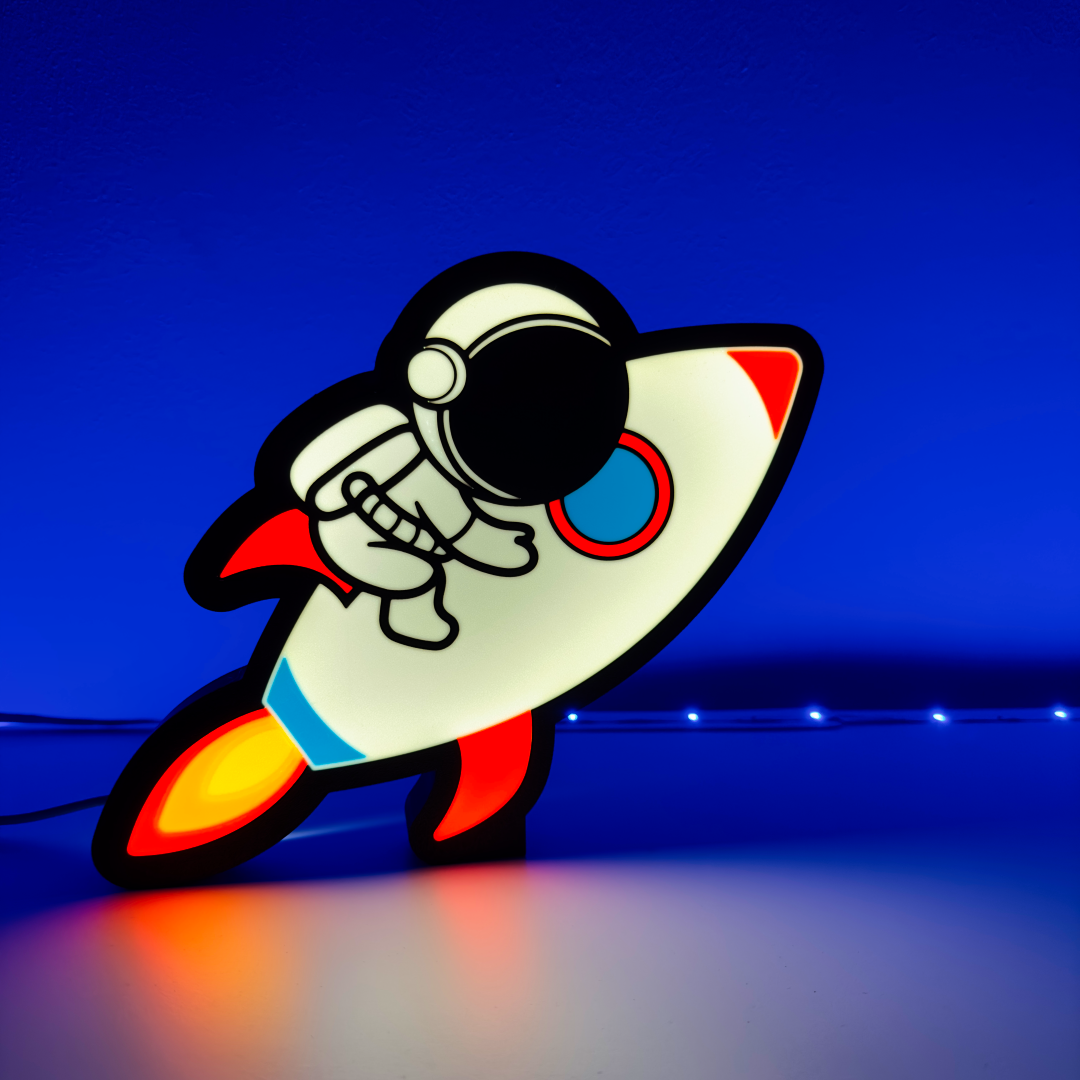 Luminária Astronauta no Foguete