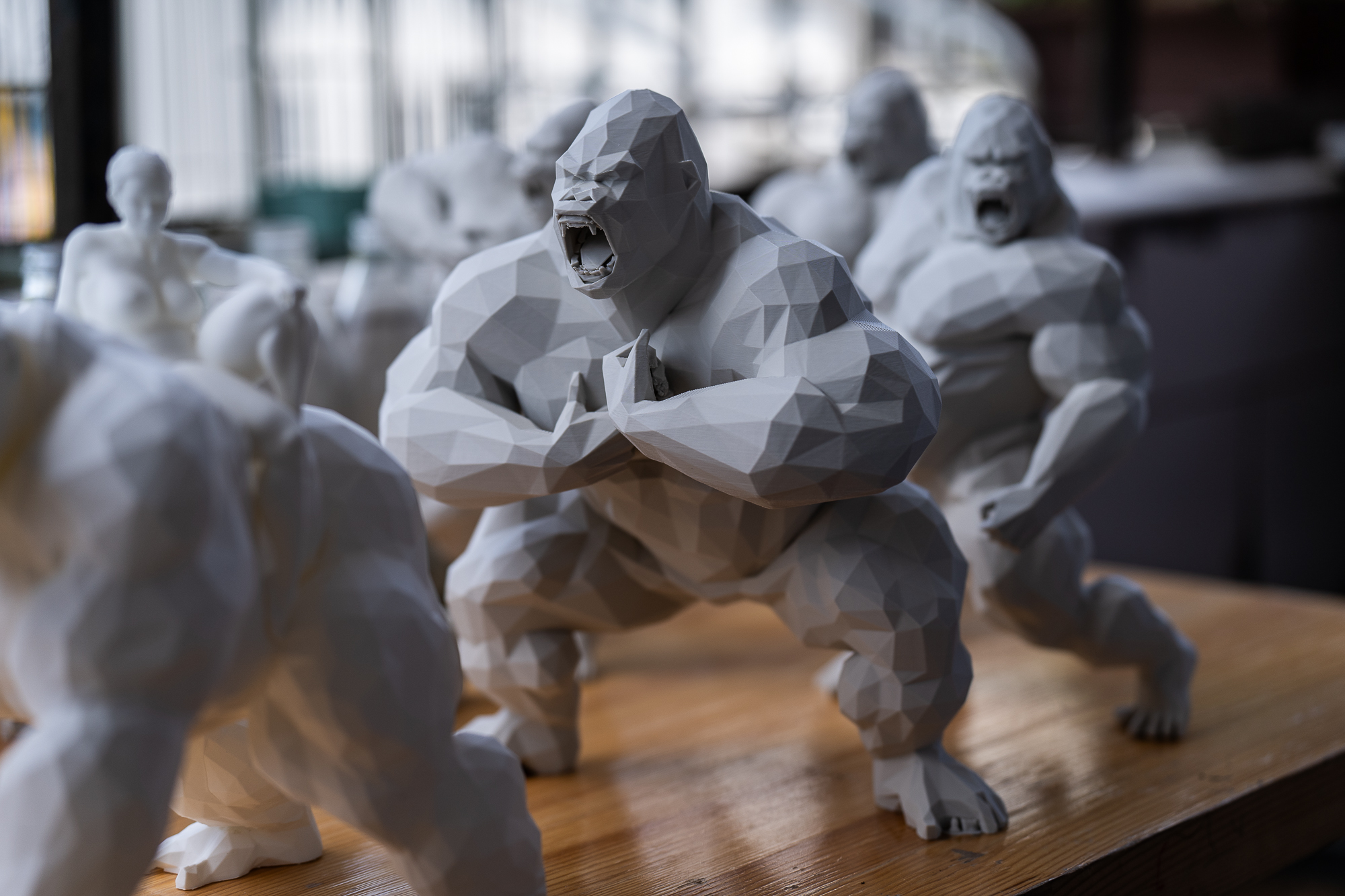 Estátua de Gorila Poligonal Presença Primata