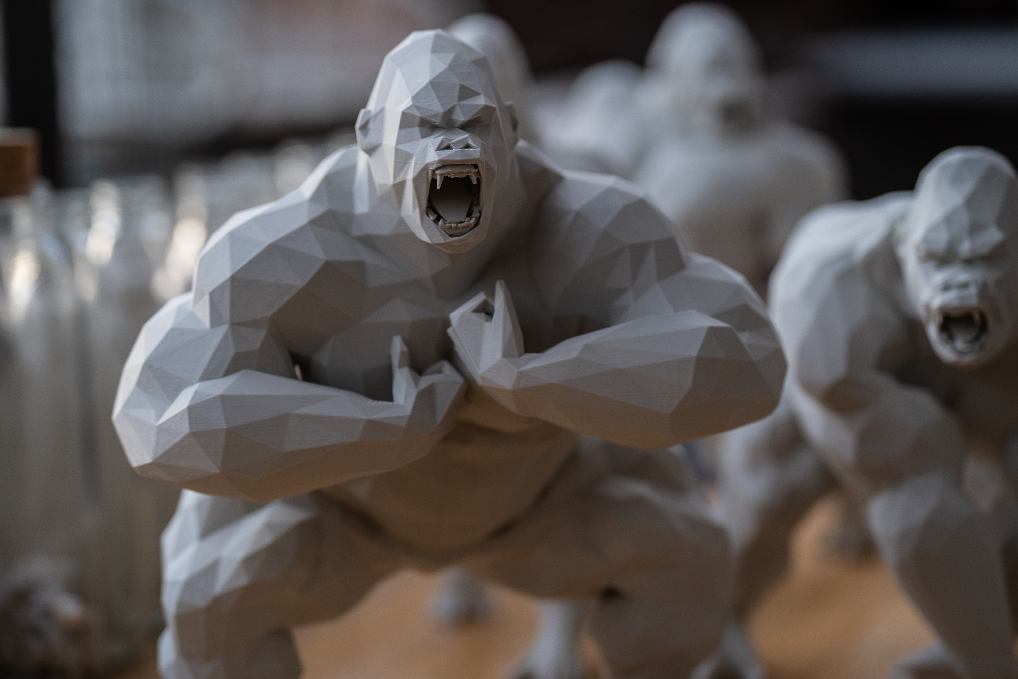 Estátua de Gorila Poligonal Presença Primata