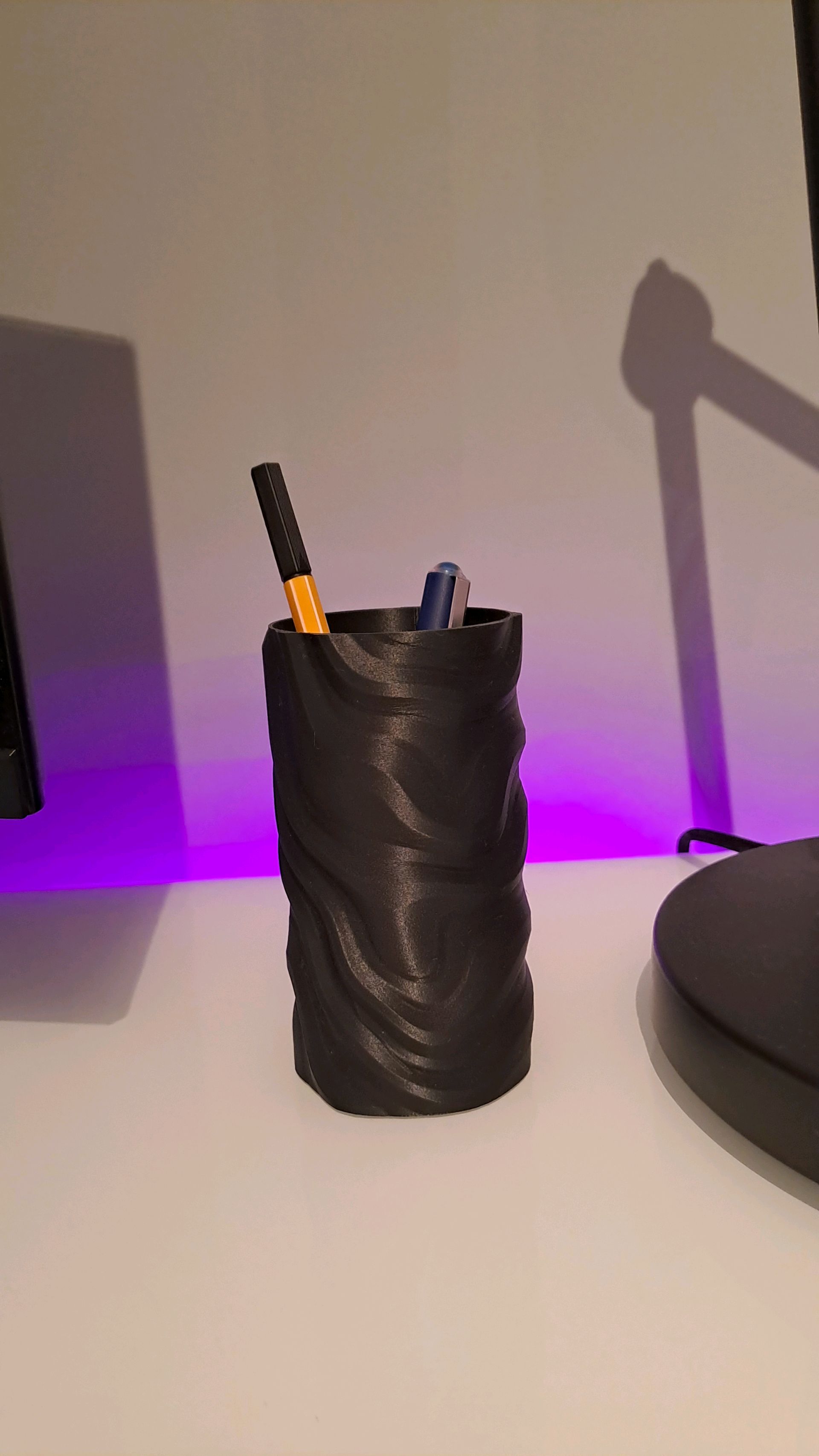 Suporte de Lápis Contemporâneo