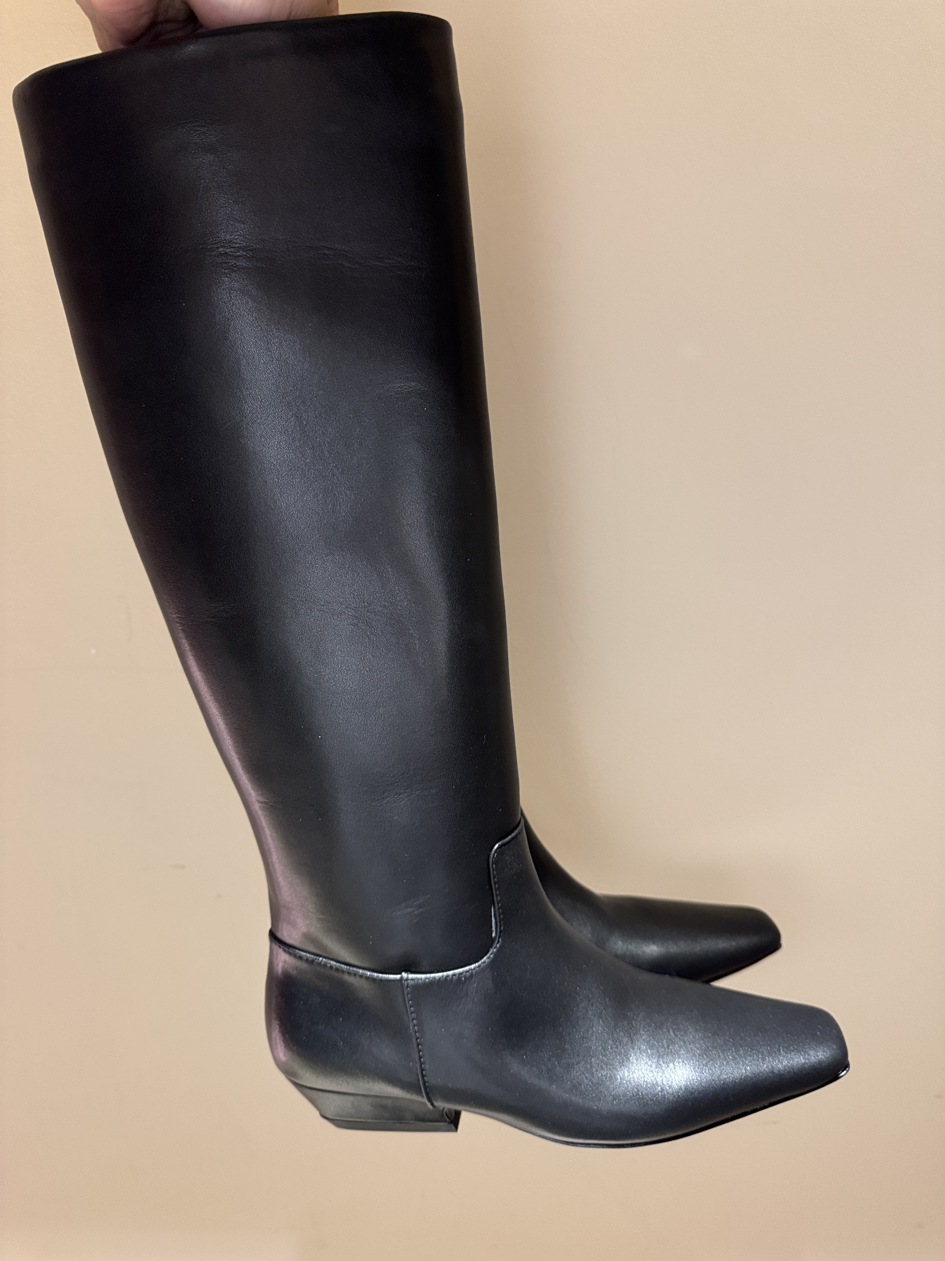 Women's black leather shoe