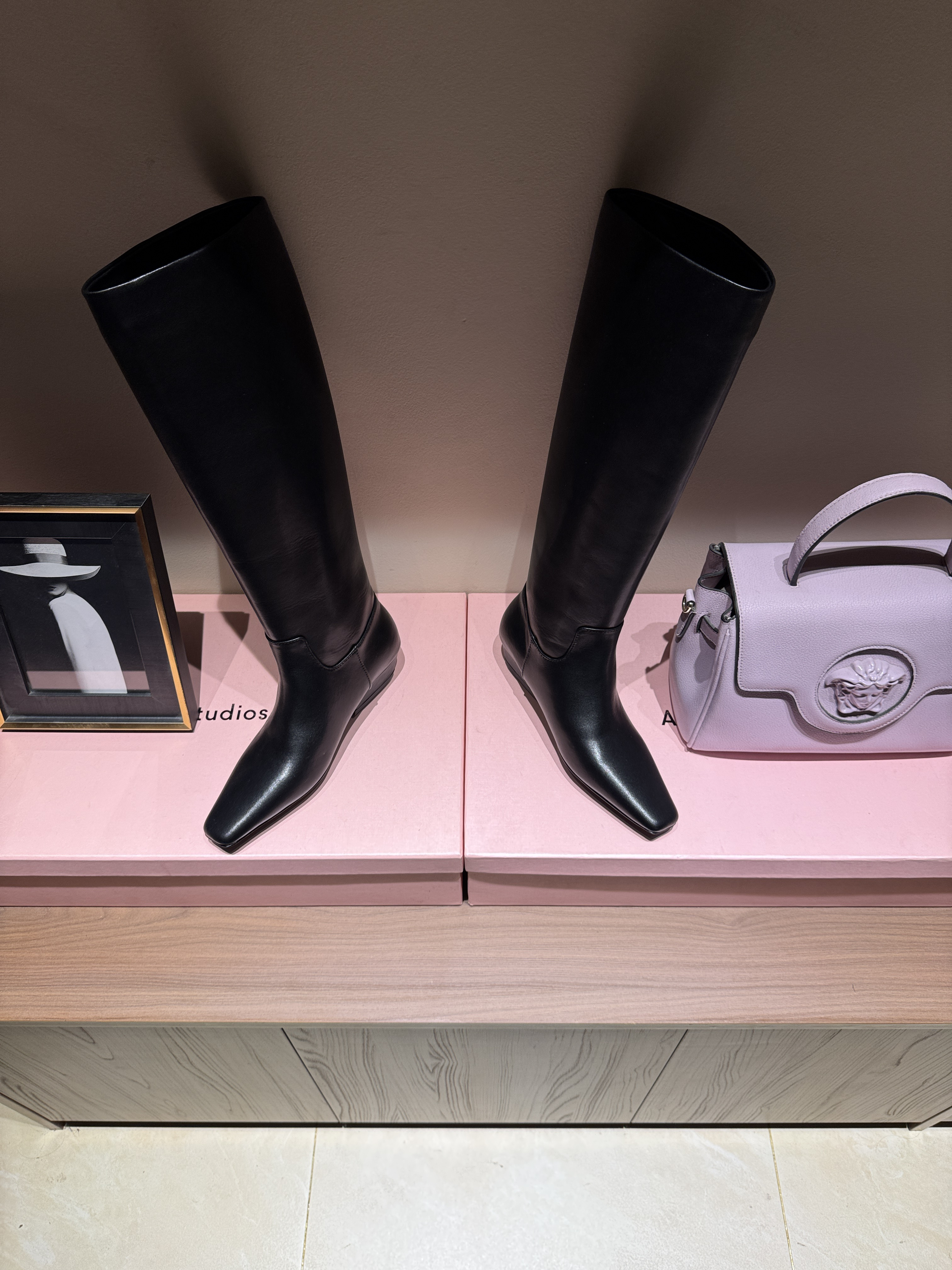 Women's black leather shoe