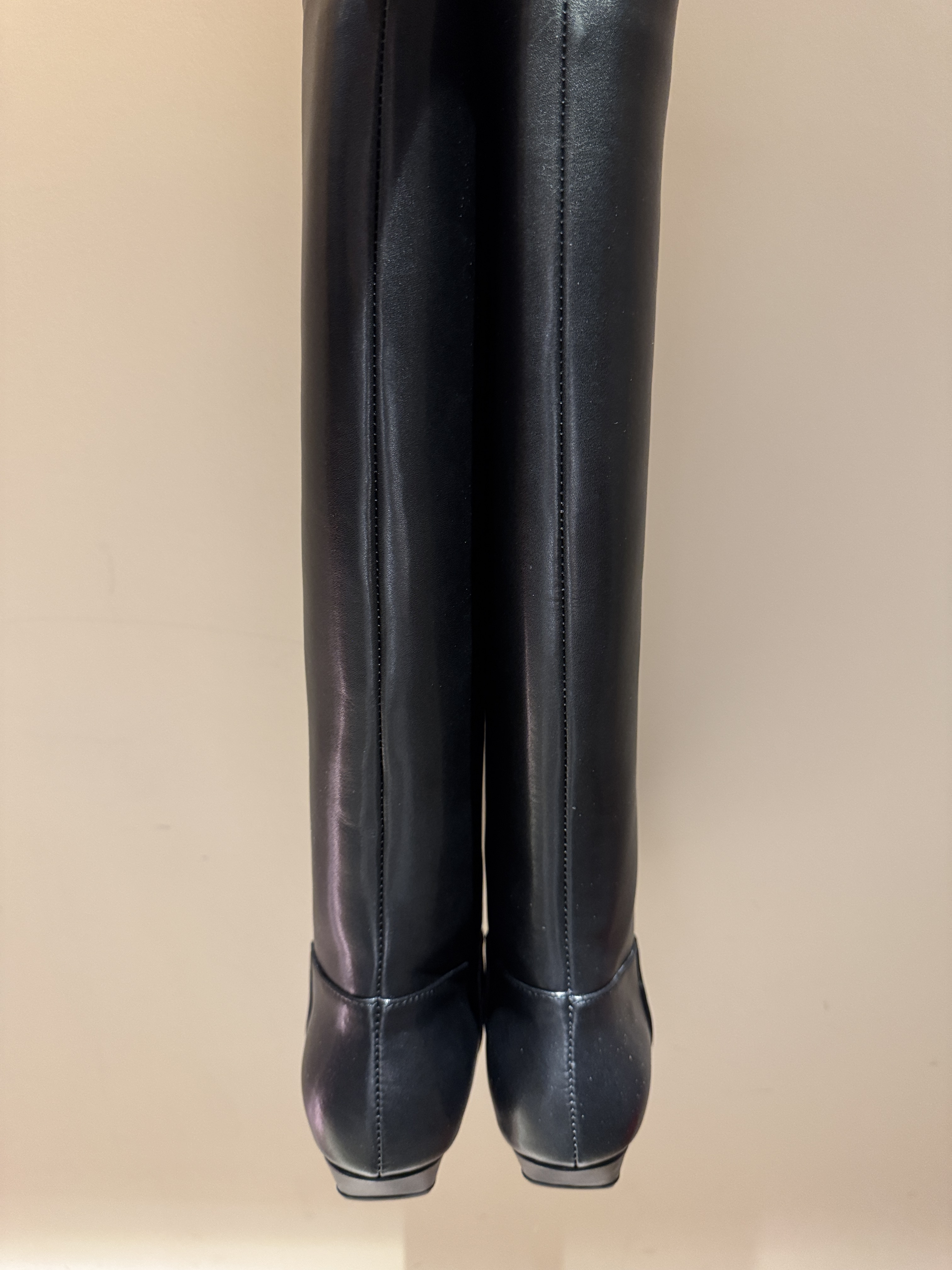 Women's black leather shoe