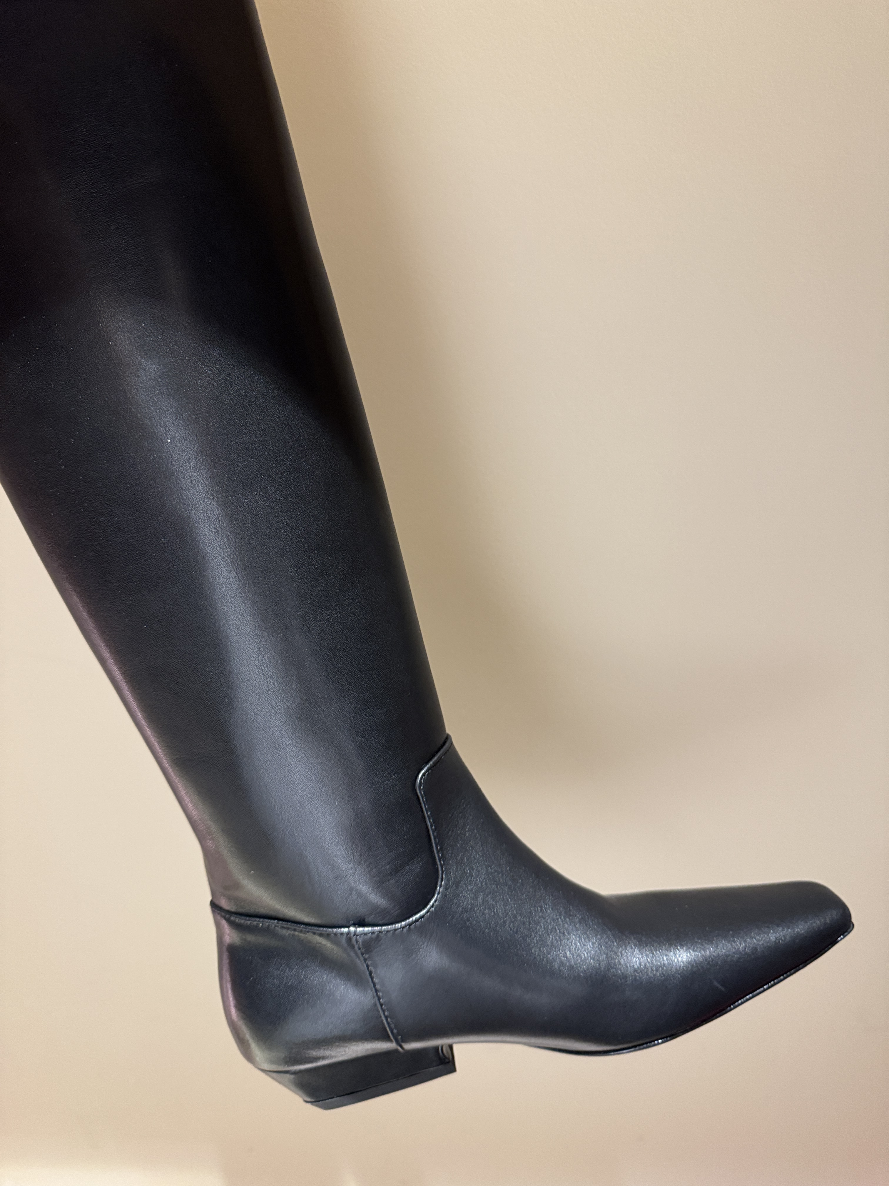 Women's black leather shoe