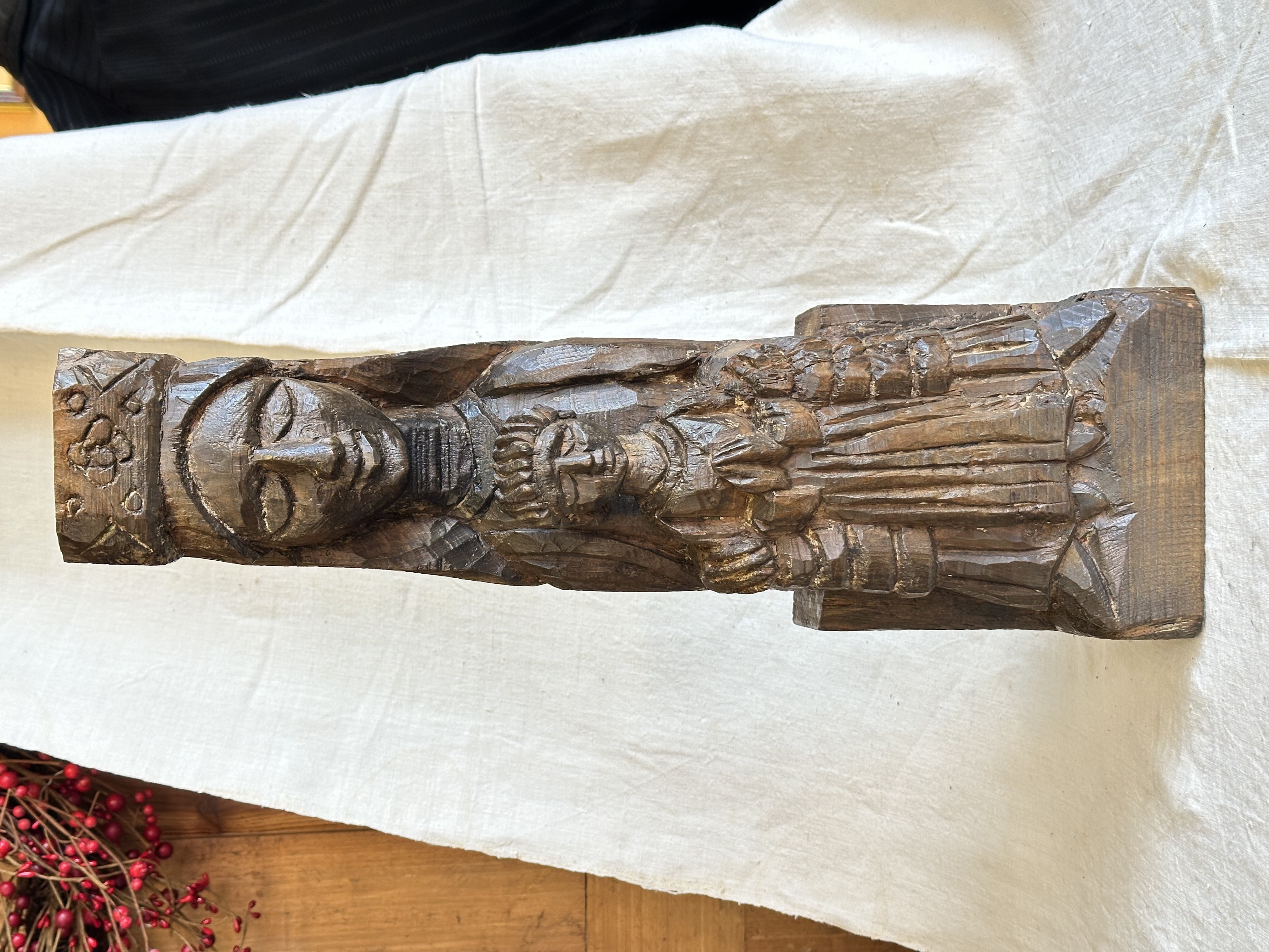 Virgen con niño rezando, talla de madera