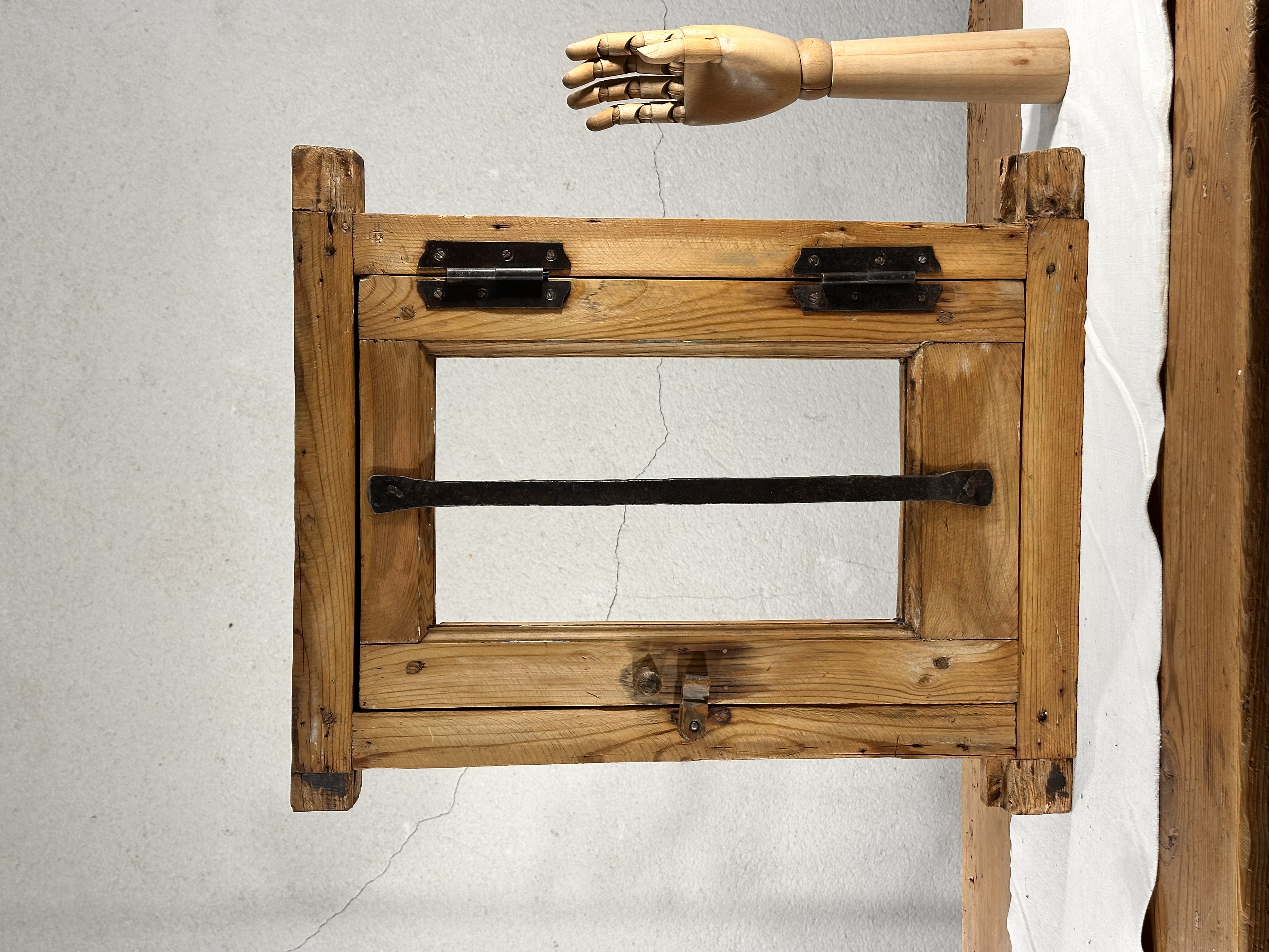 Ventanuco antiguo de madera y forja