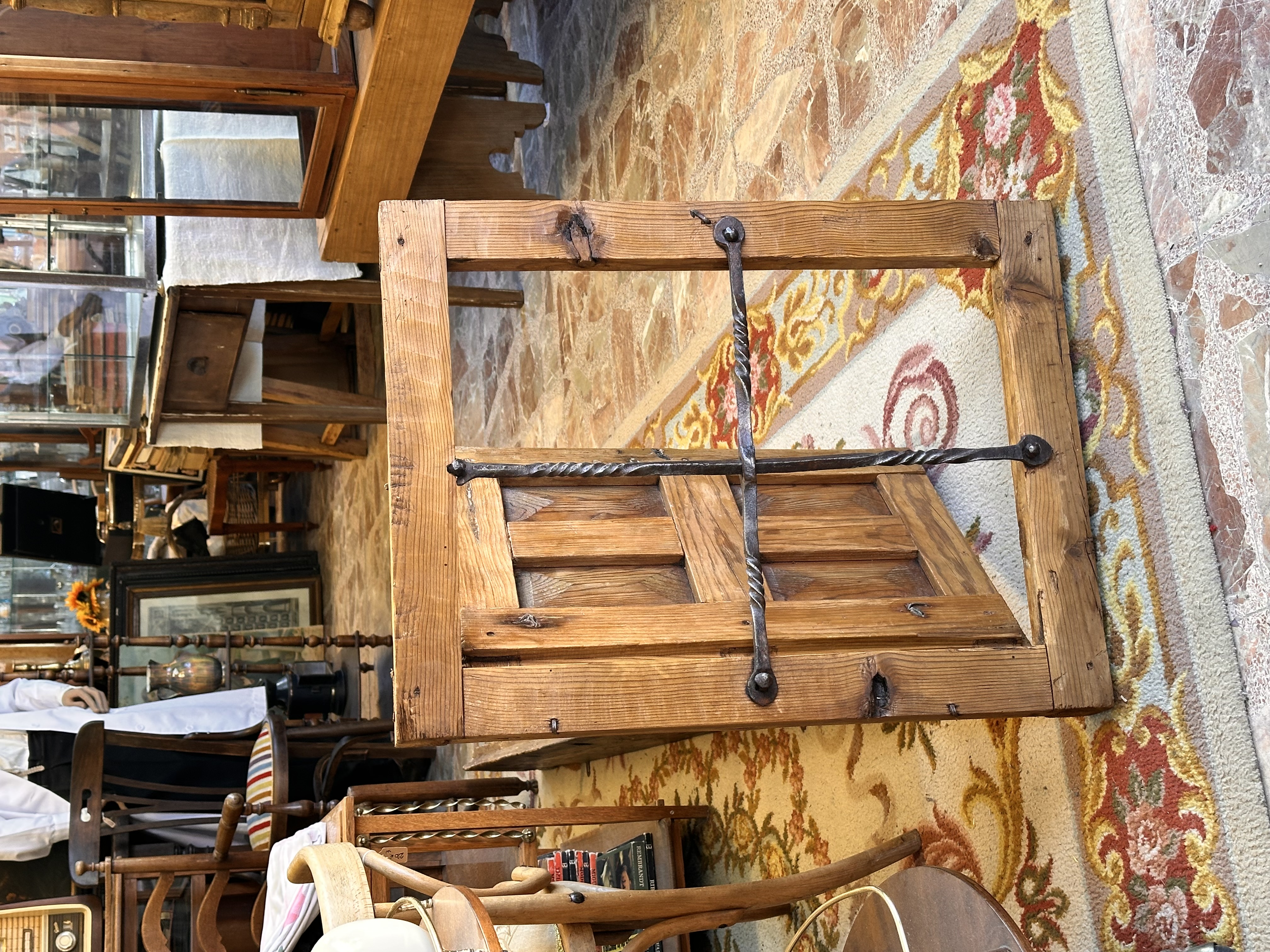 Ventana antigua con reja de forja