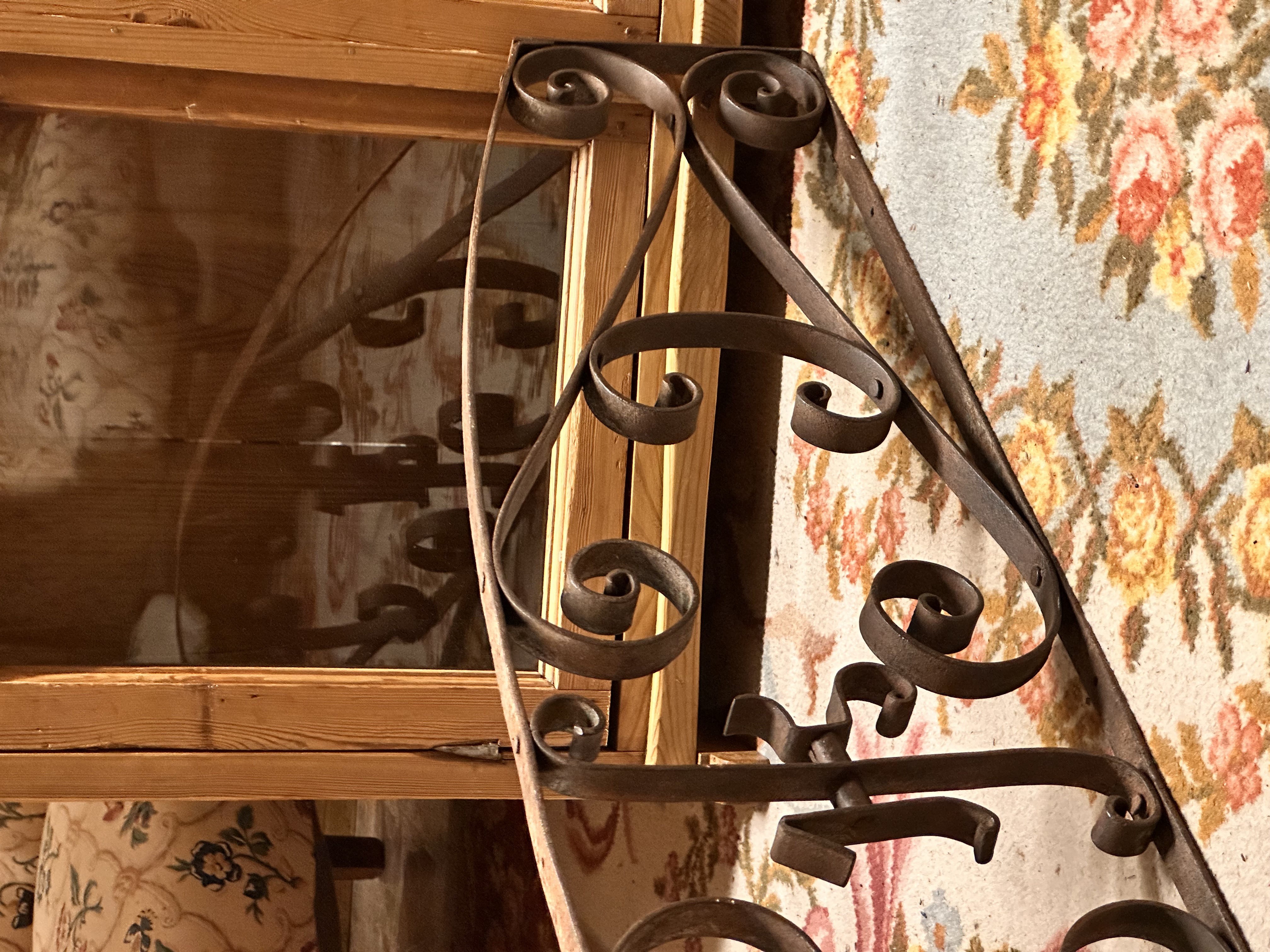 Reja dintel de forja antigua con número 15, circa 1900.