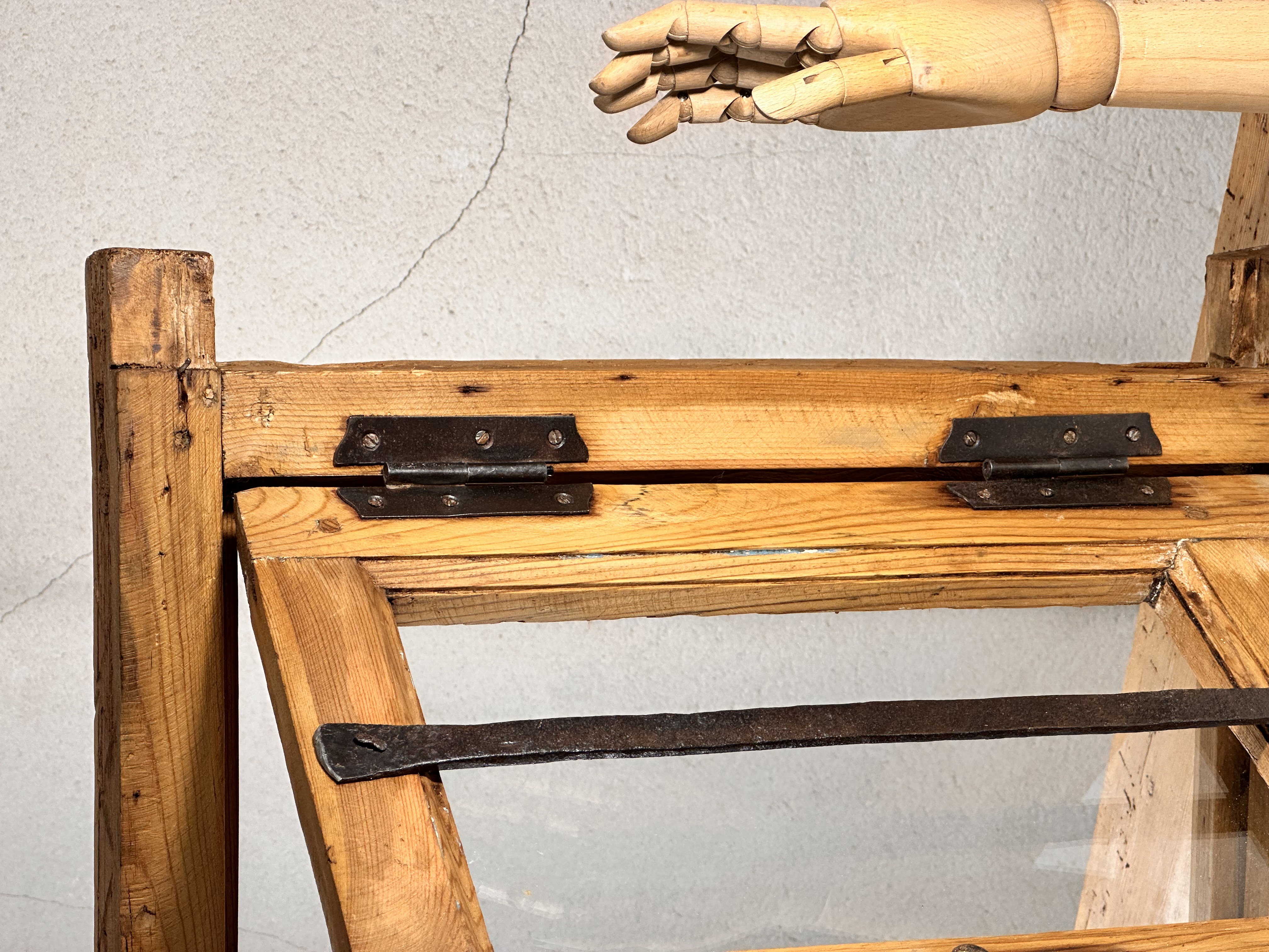 Ventanuco antiguo de madera y forja