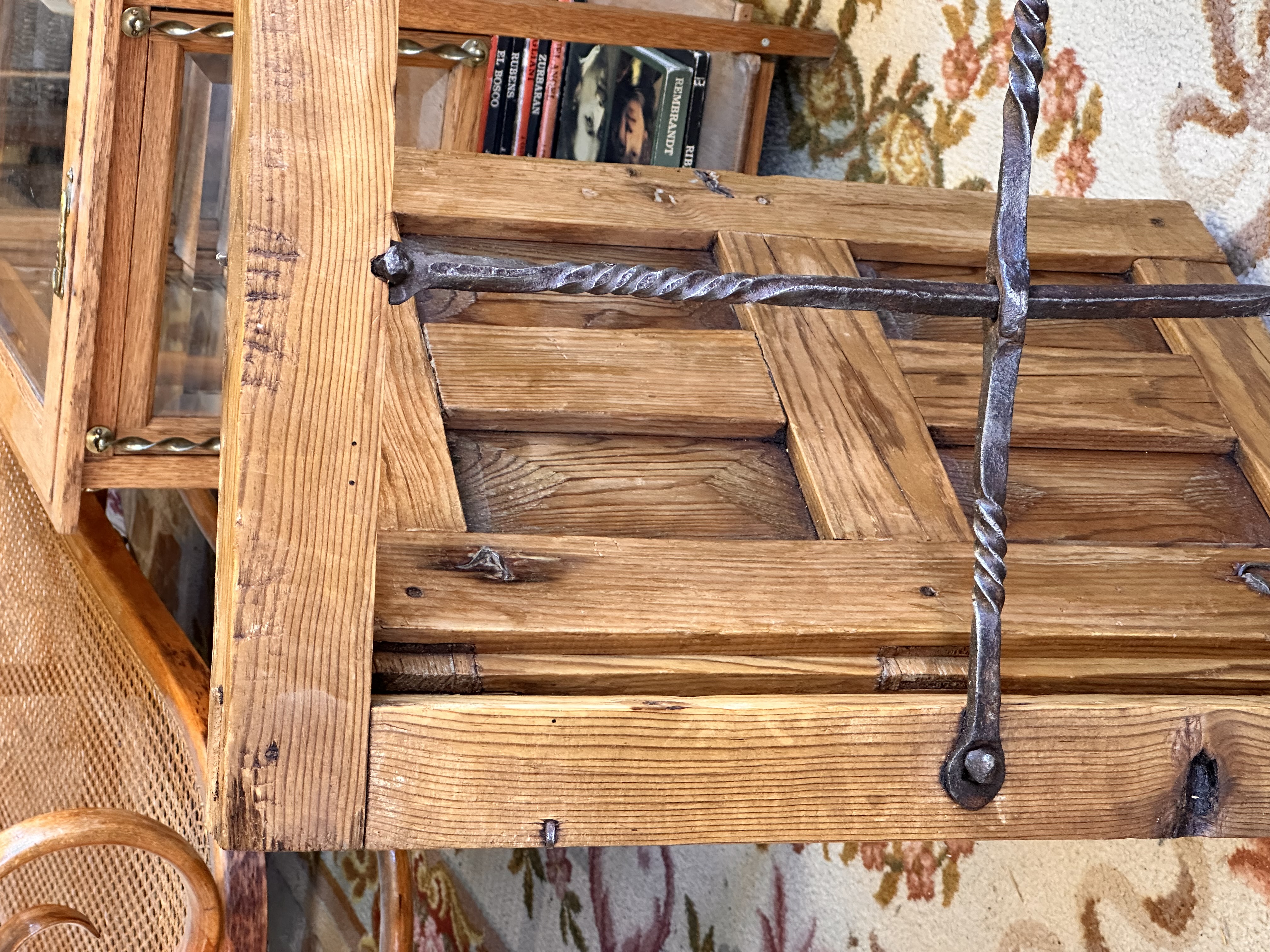 Ventana antigua con reja de forja