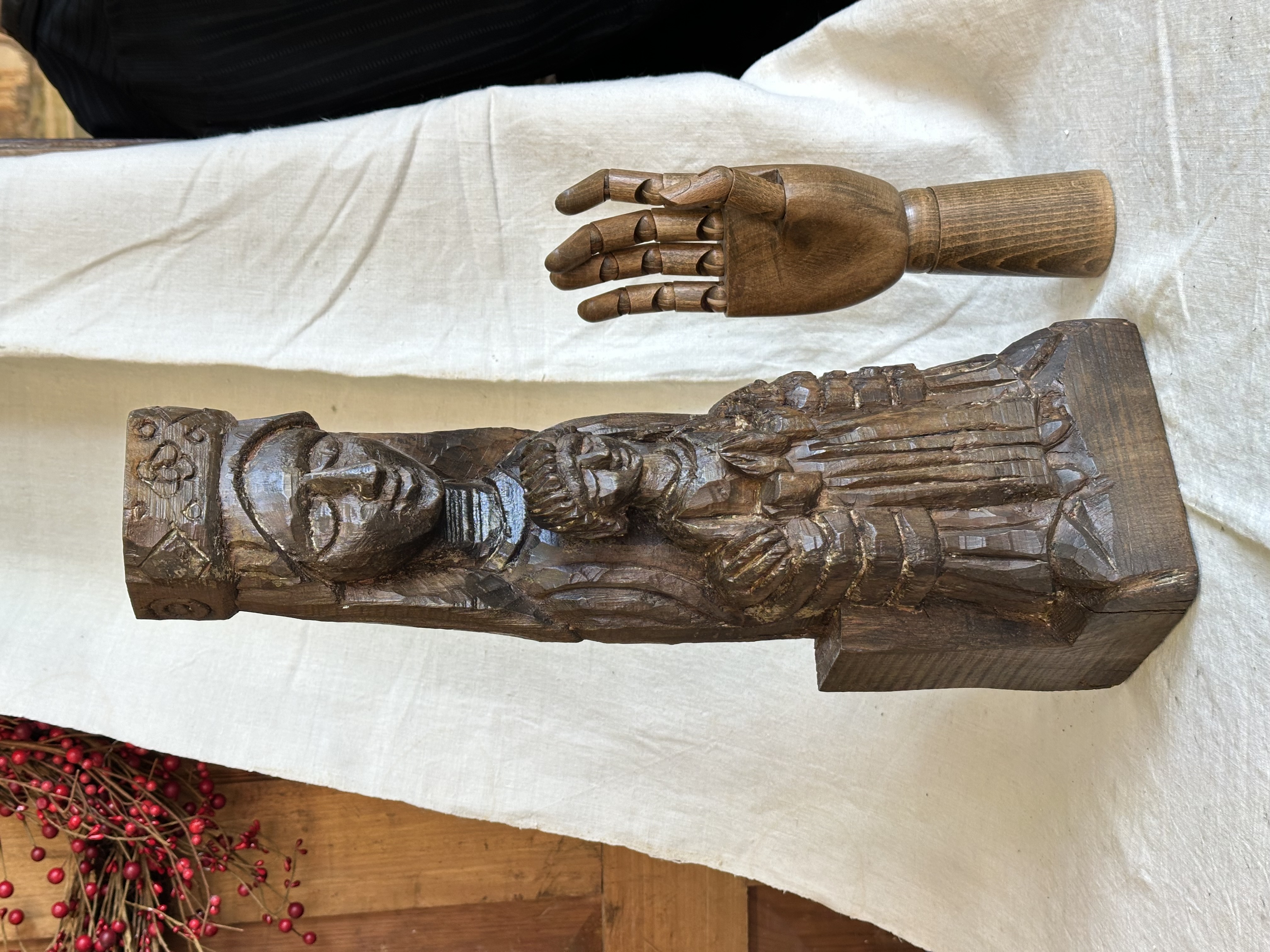 Virgen con niño rezando, talla de madera
