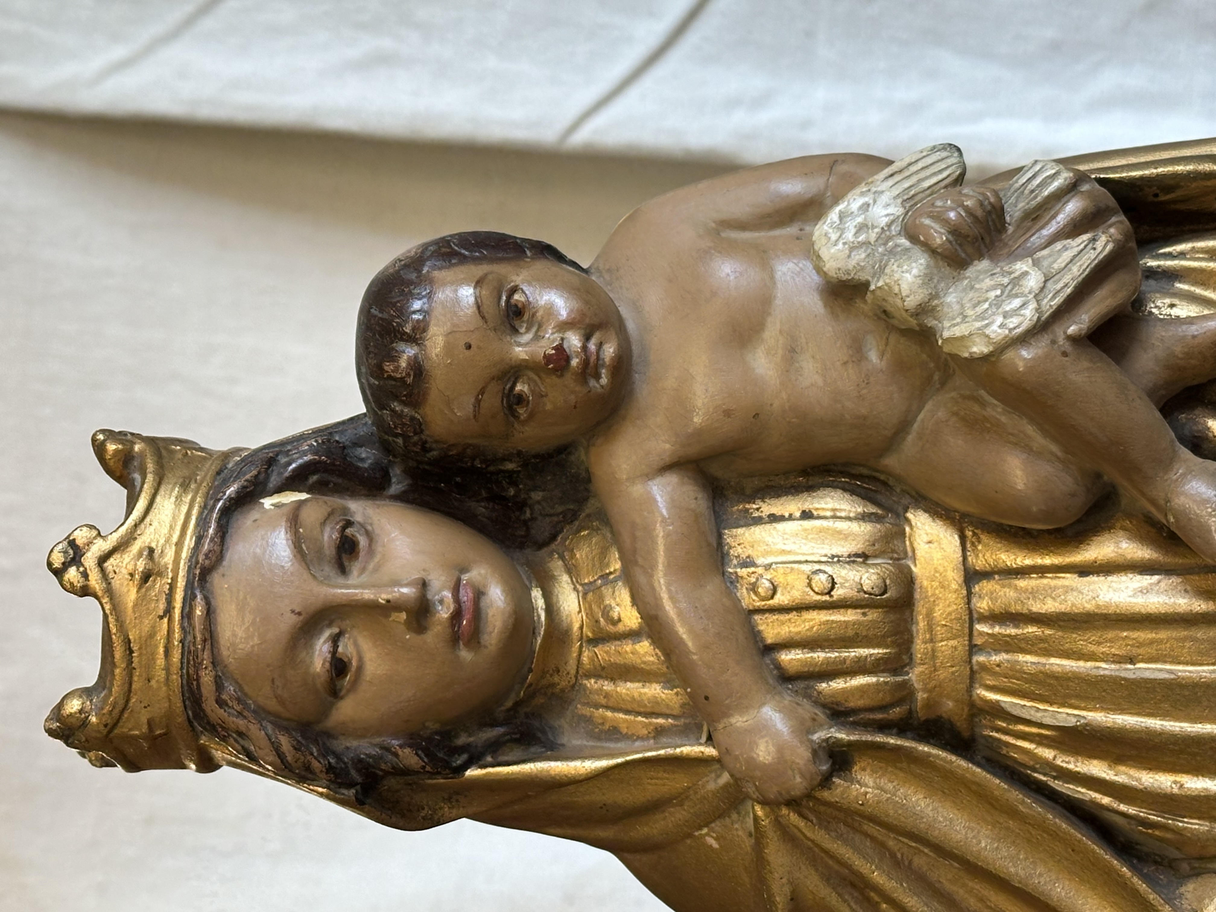 Virgen del Pilar, imagen de estuco policromado sobre peana de madera.