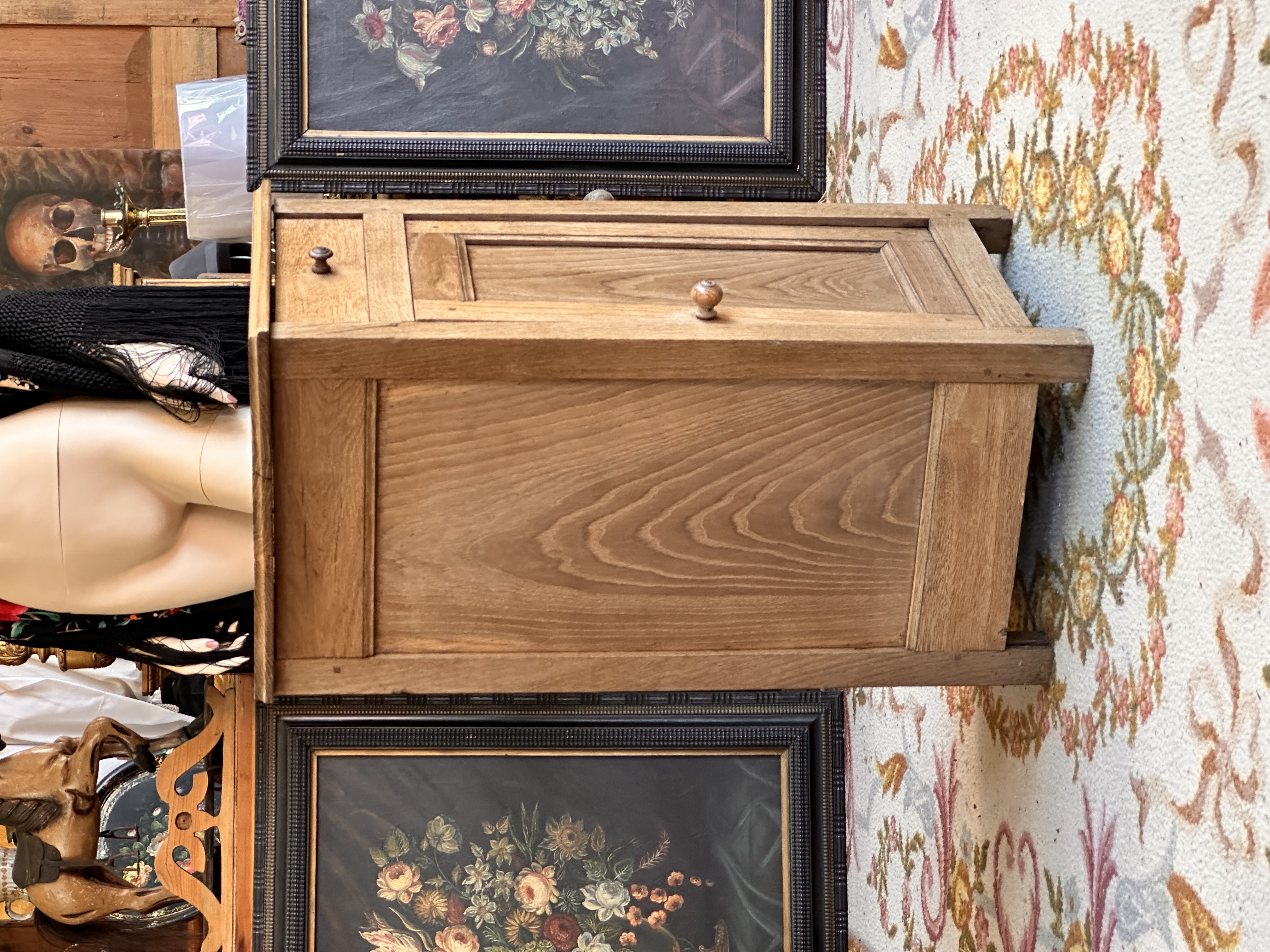 Mesilla de noche antigua, madera de roble.