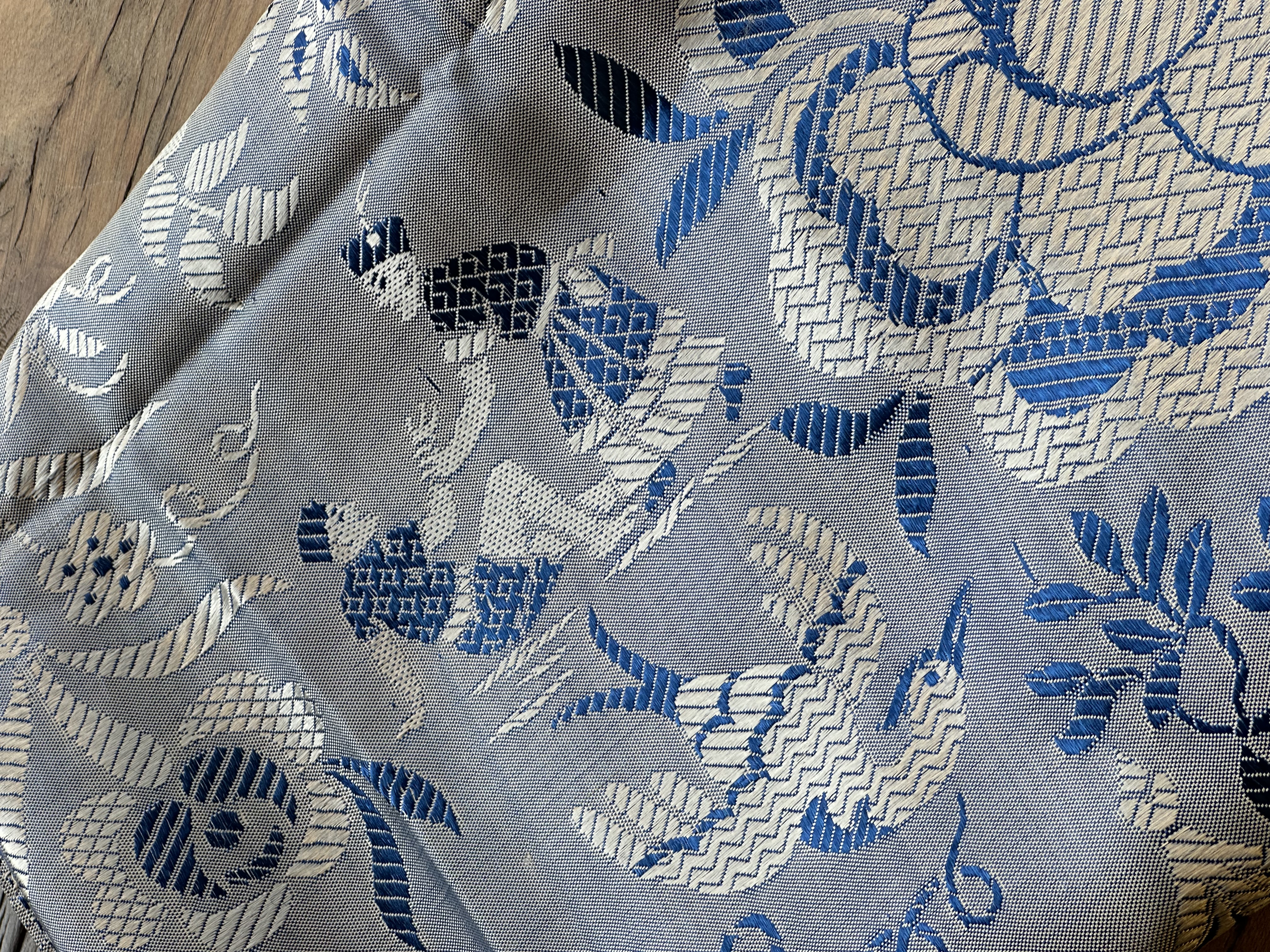 Colcha tornasolada Chinoiserie. Azul y plata.