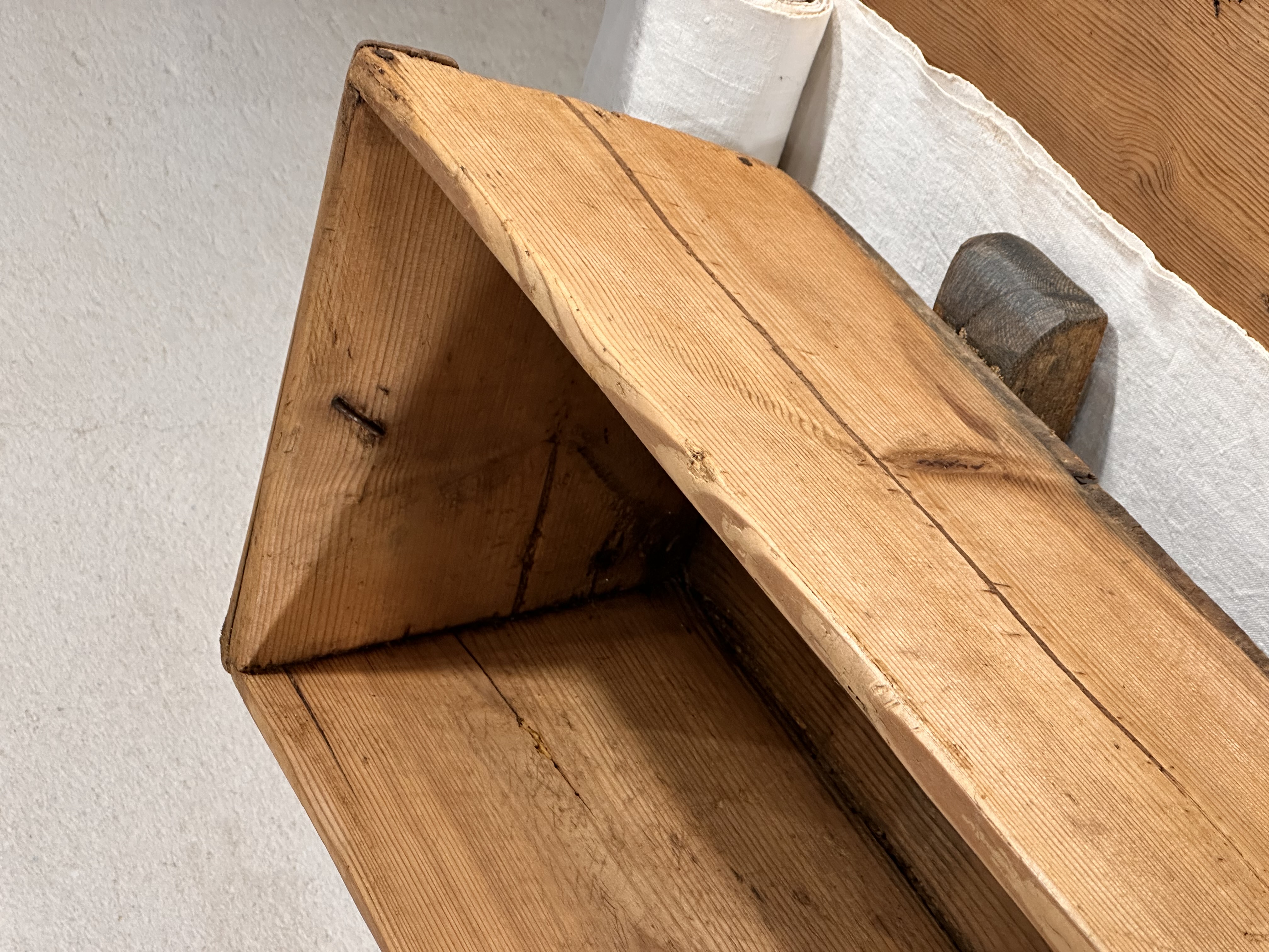 Artesa antigua de pino