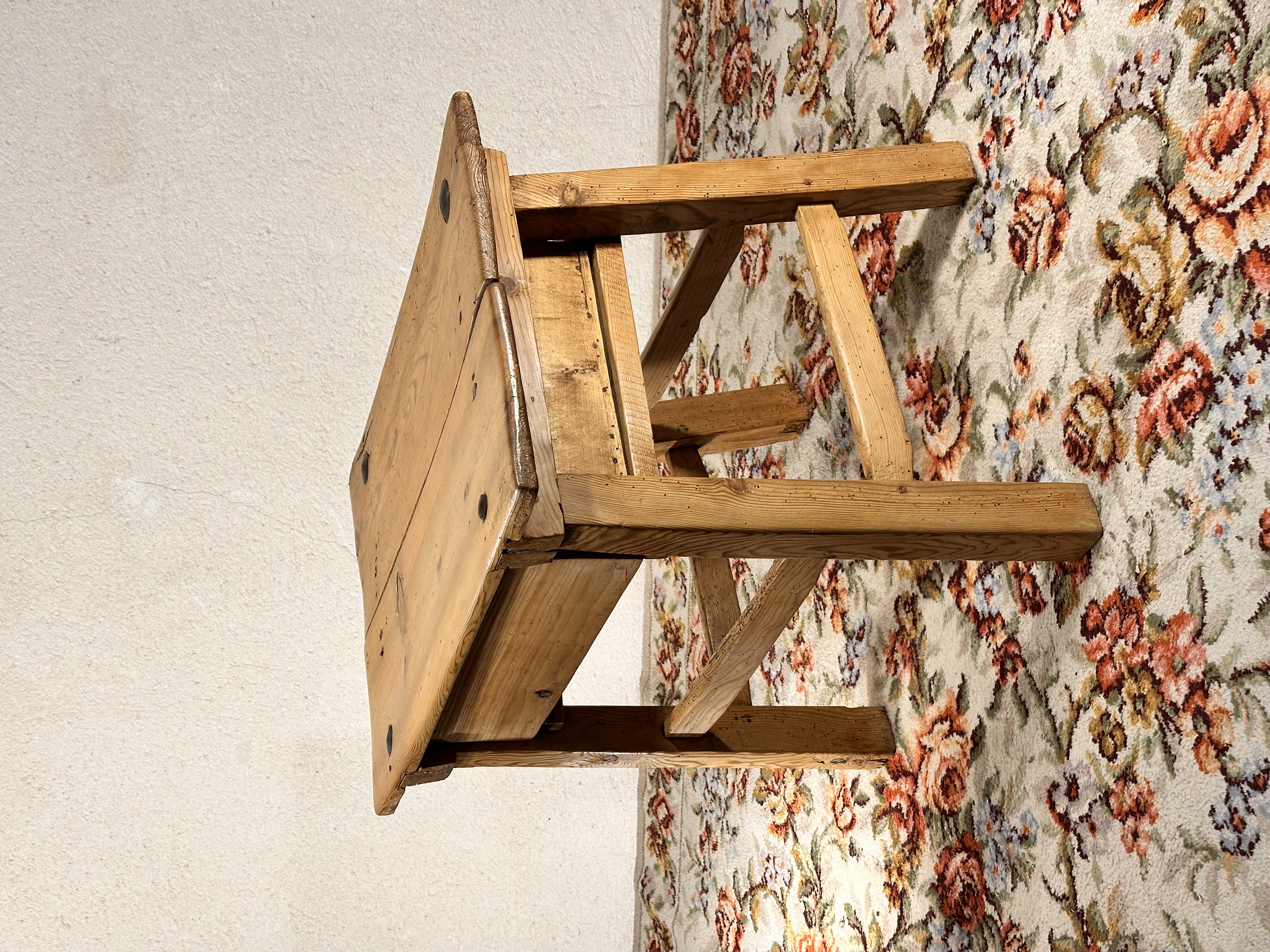 Mesa tocinera, madera de pino.