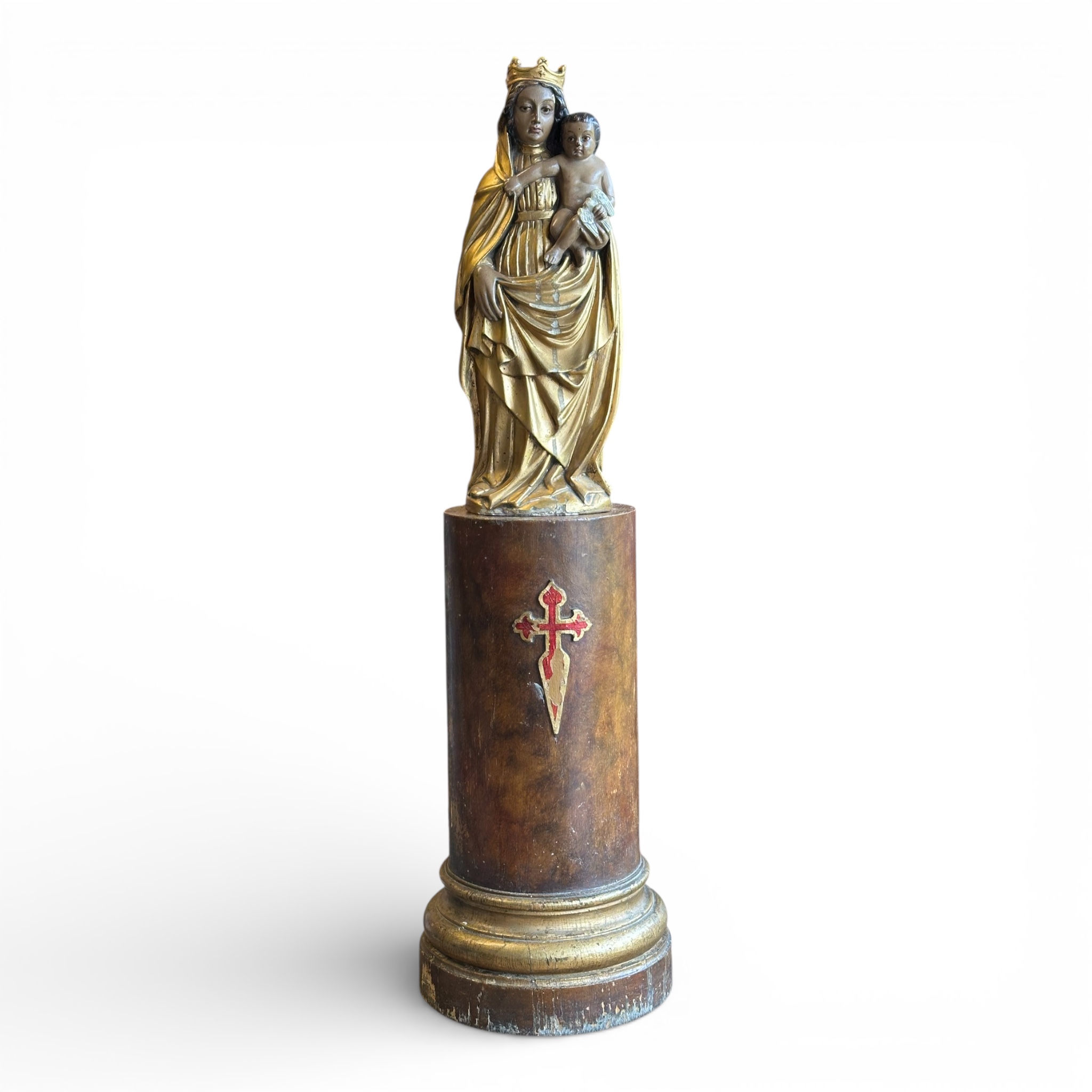 Virgen del Pilar, imagen de estuco policromado sobre peana de madera.