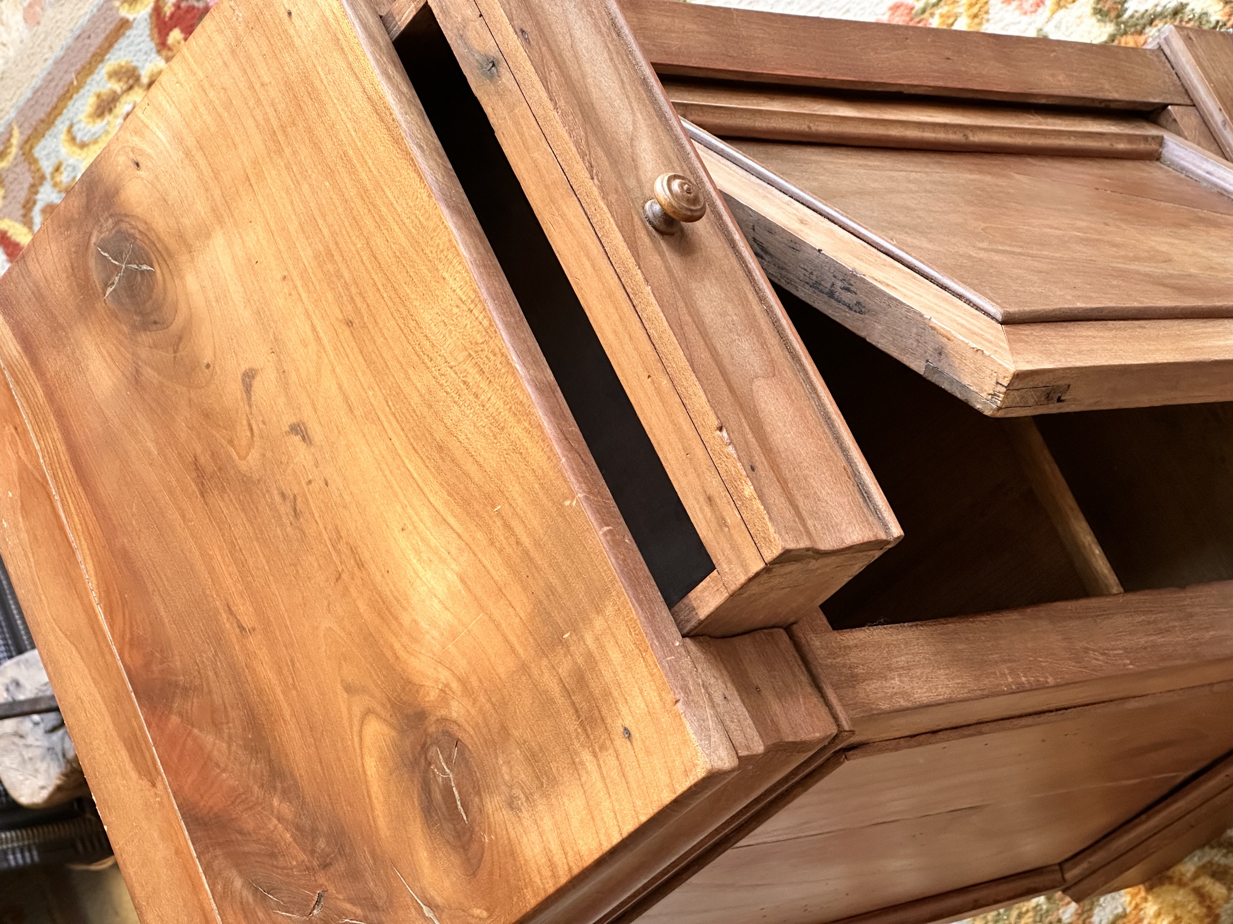 Mesilla de noche antigua, madera de nogal.