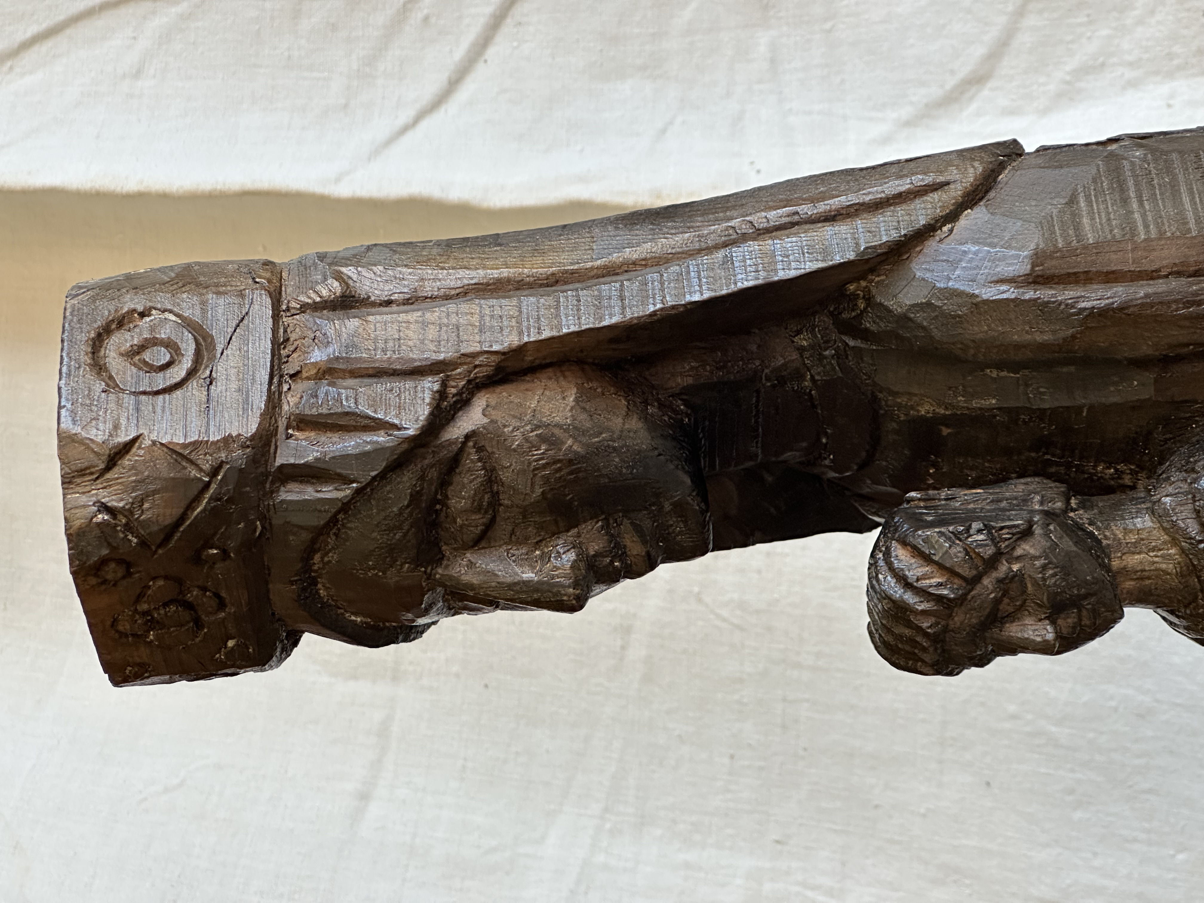 Virgen con niño rezando, talla de madera