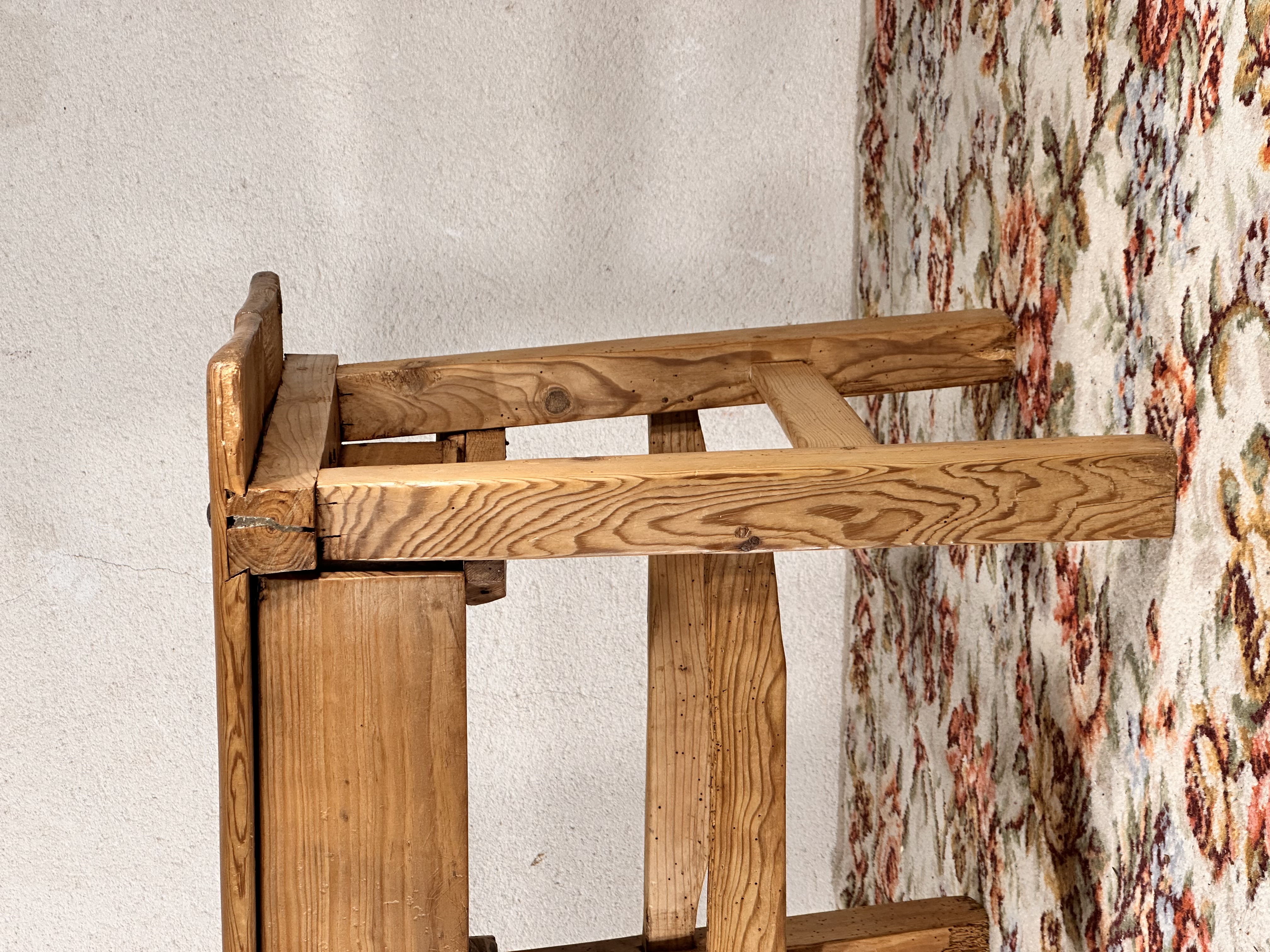 Mesa tocinera, madera de pino.