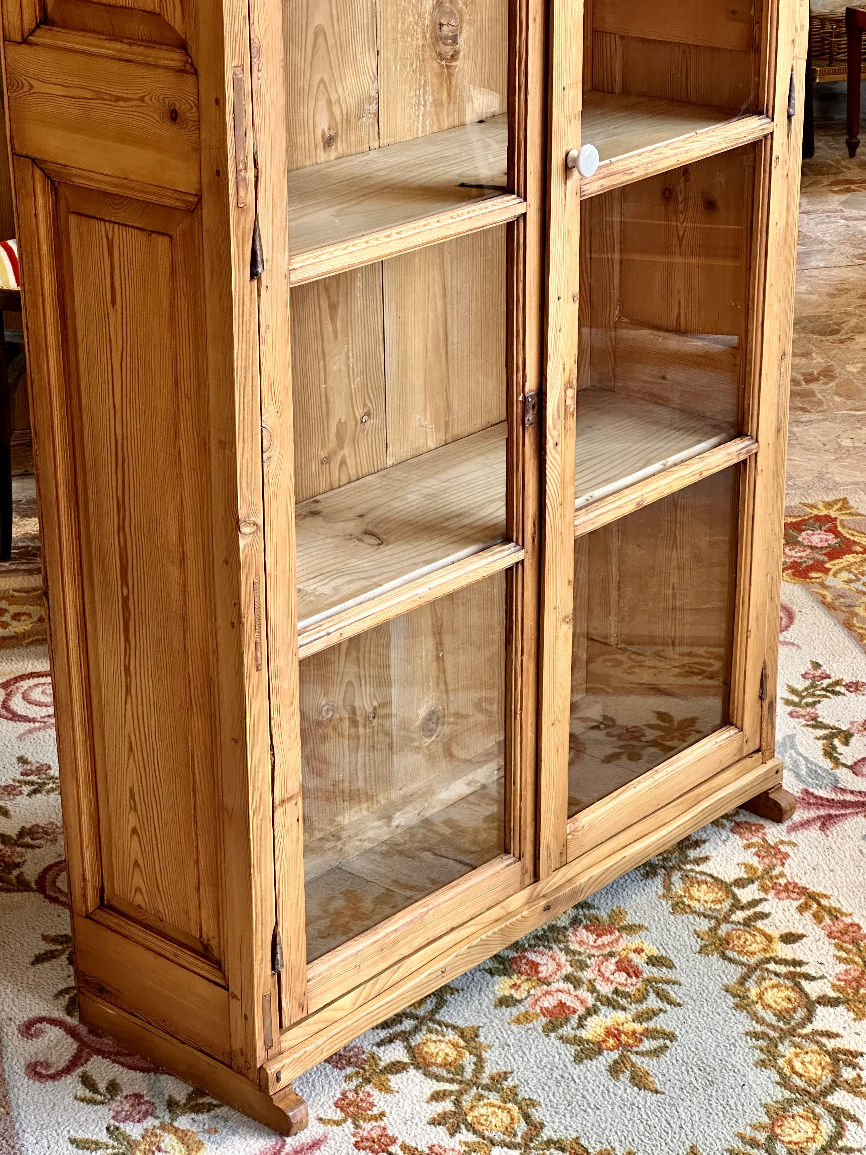 Vitrina de madera antigua