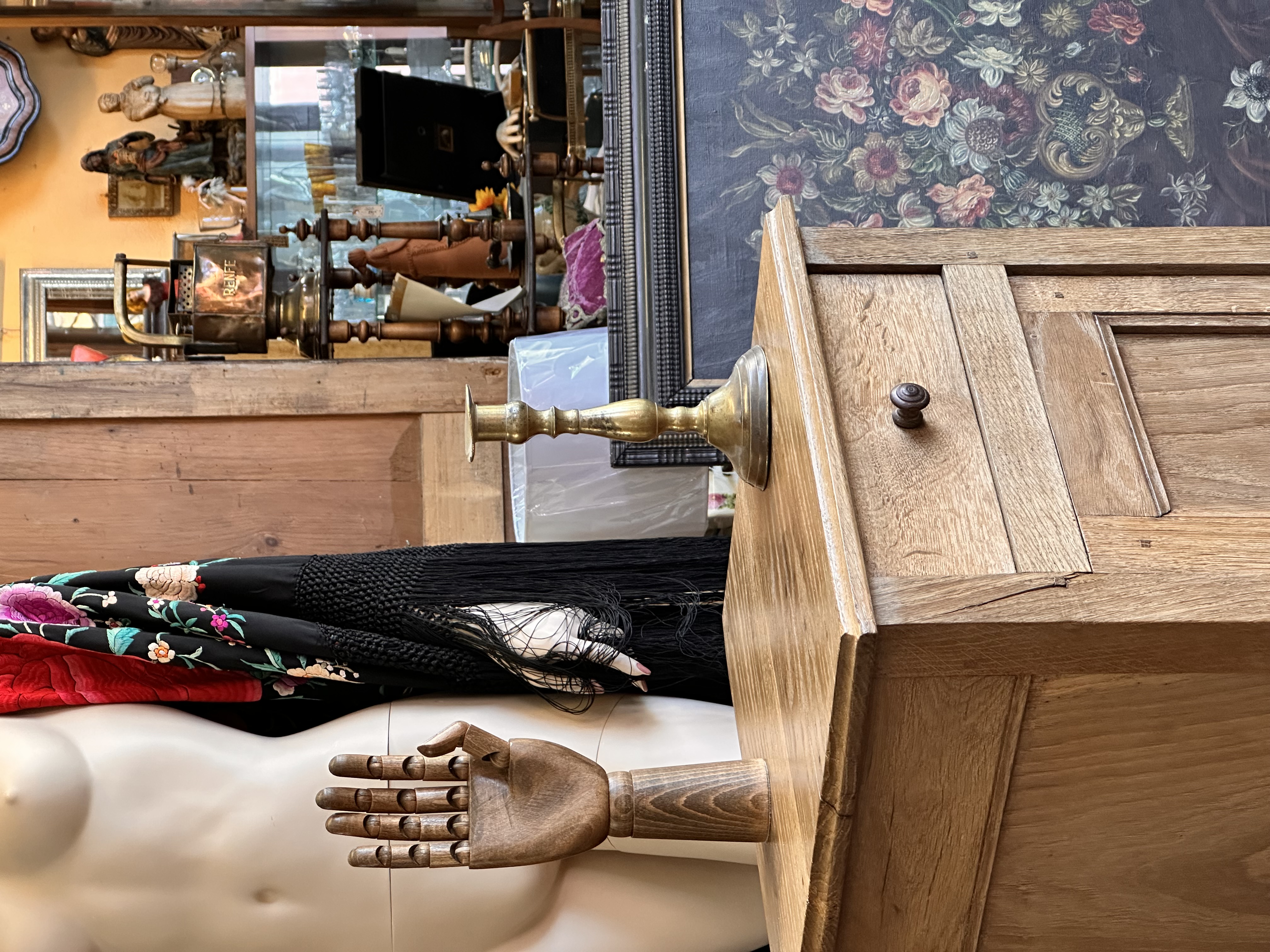 Mesilla de noche antigua, madera de roble.