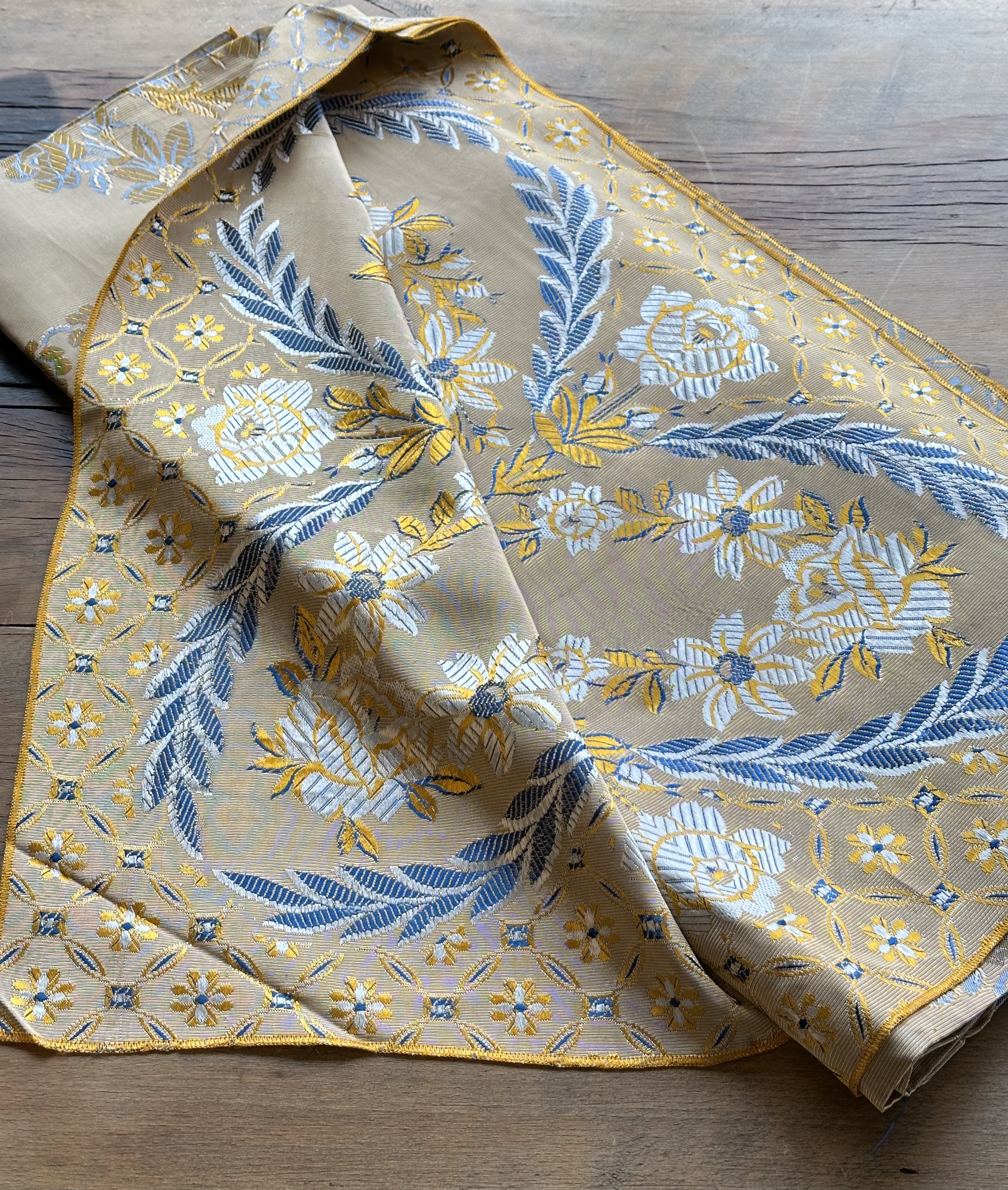 Colcha tornasolada floral. Oro, azul y plata.