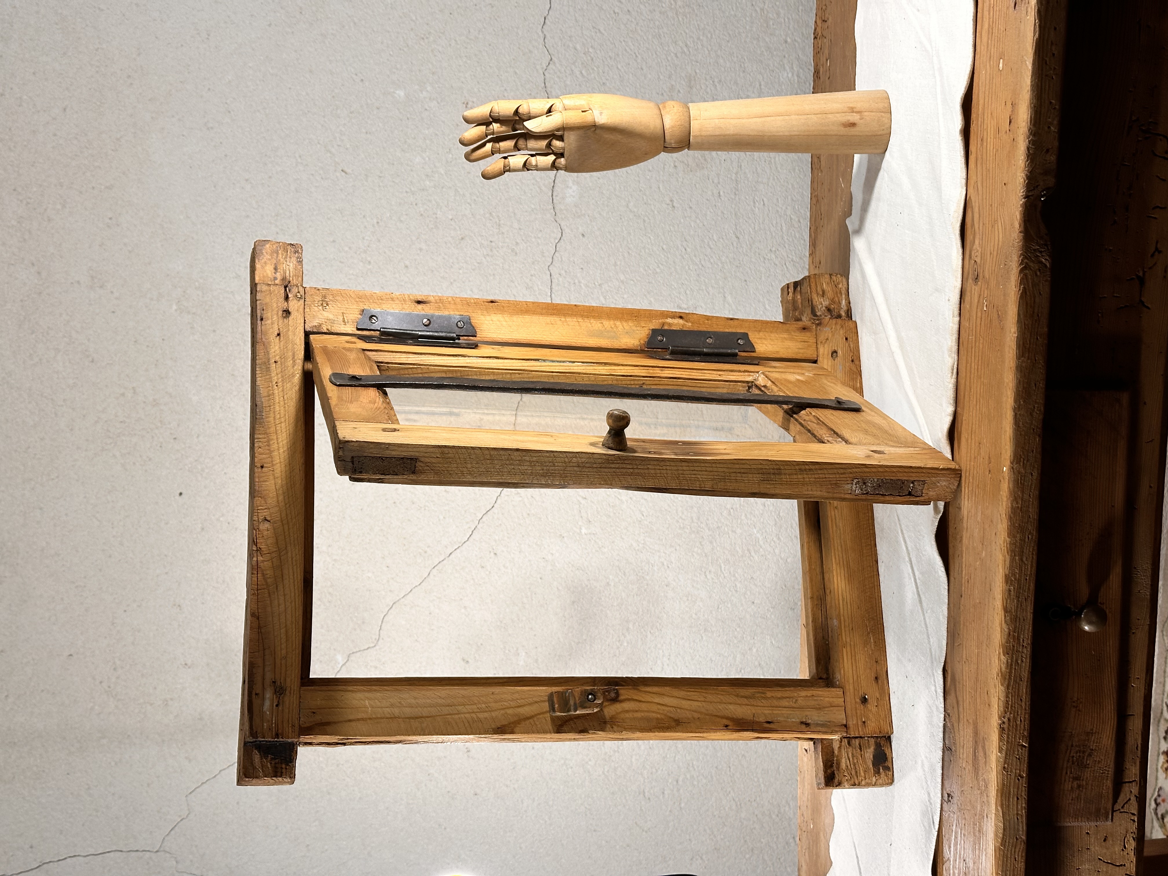 Ventanuco antiguo de madera y forja