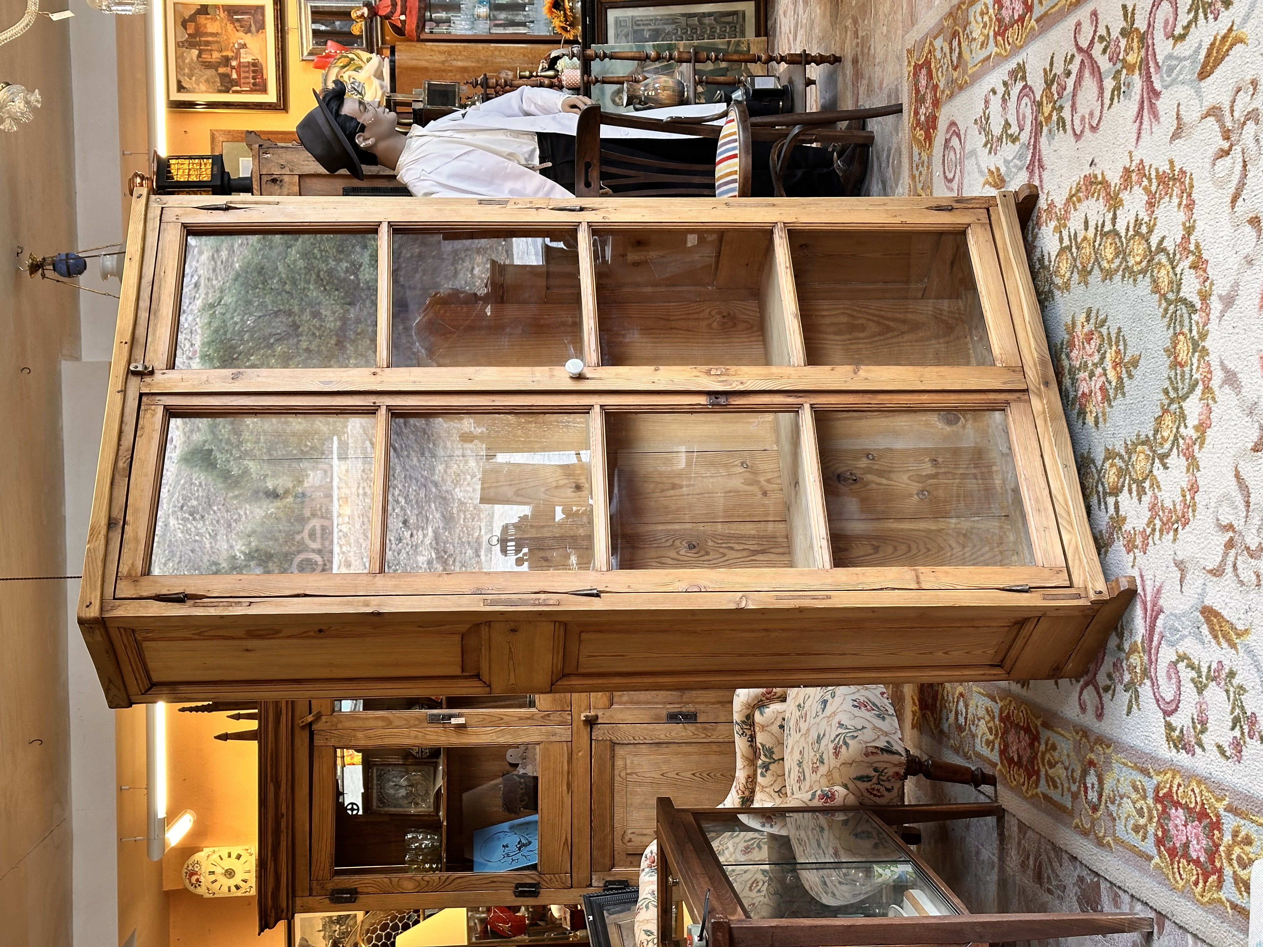 Vitrina de madera antigua