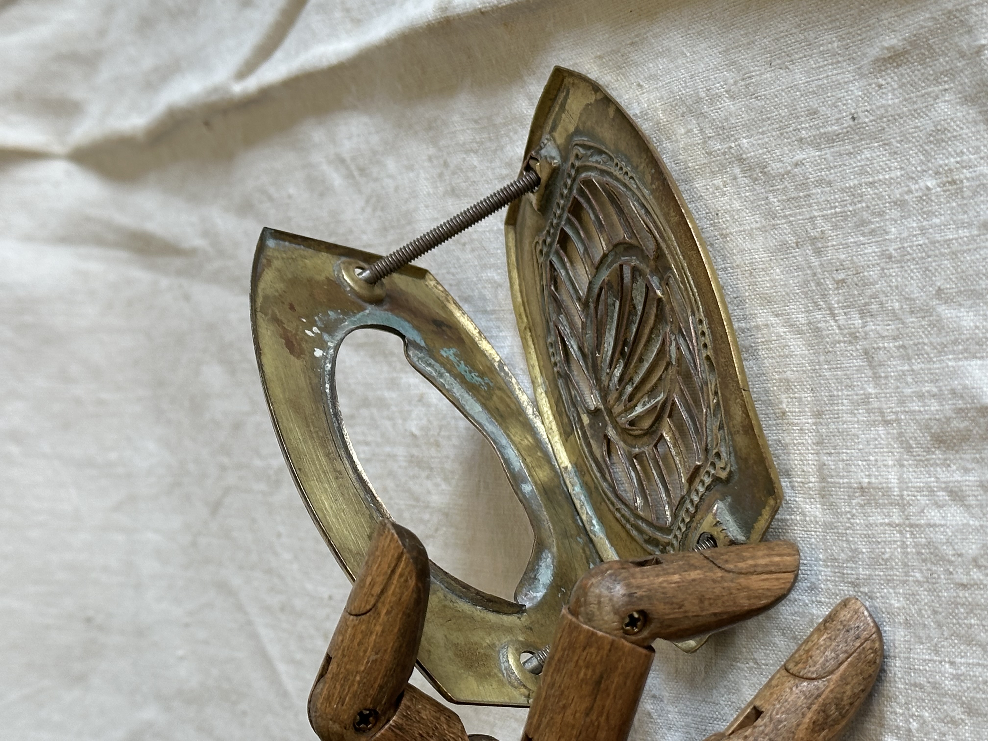 Mirilla modernista de latón dorado