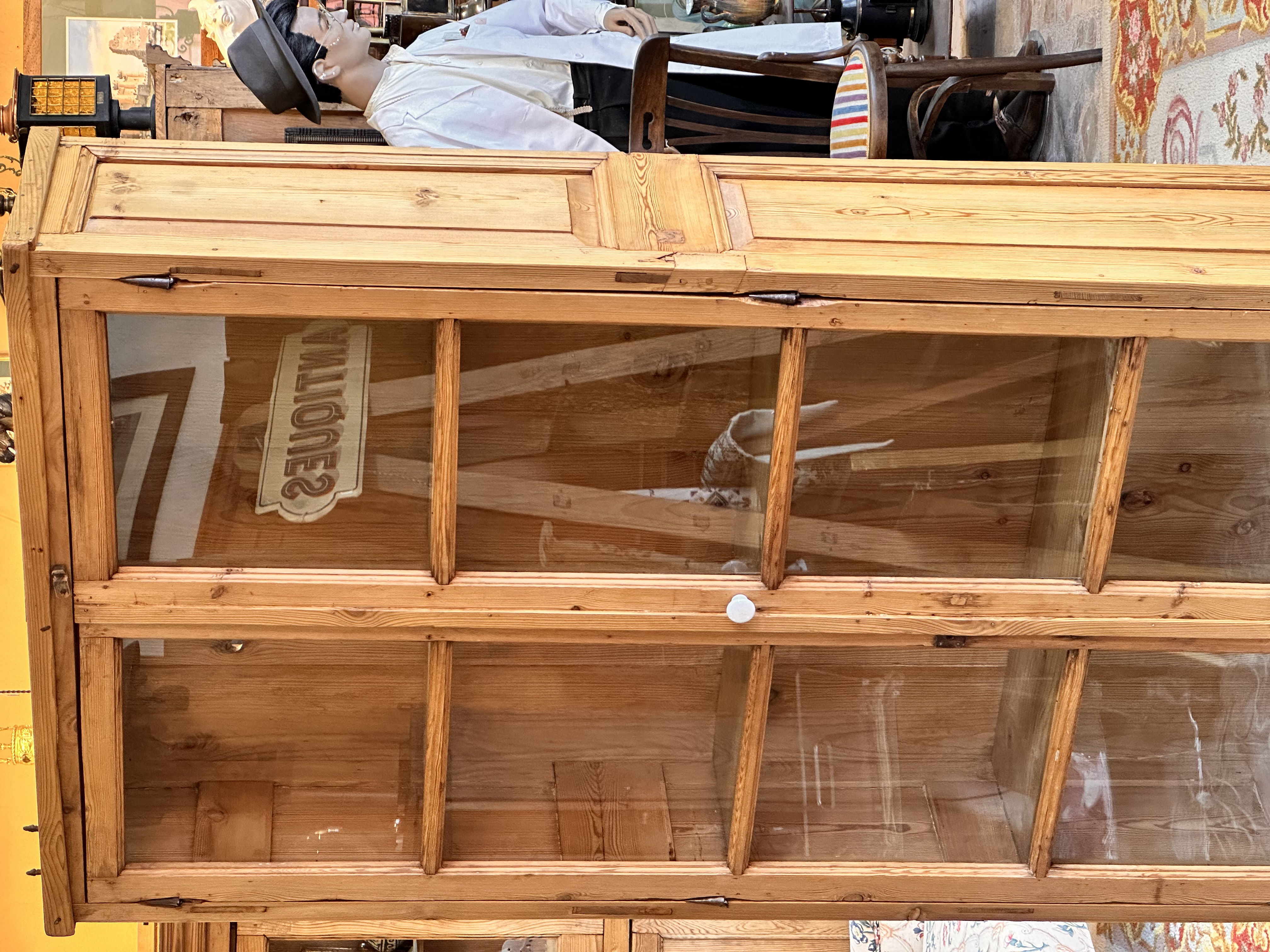 Vitrina de madera antigua