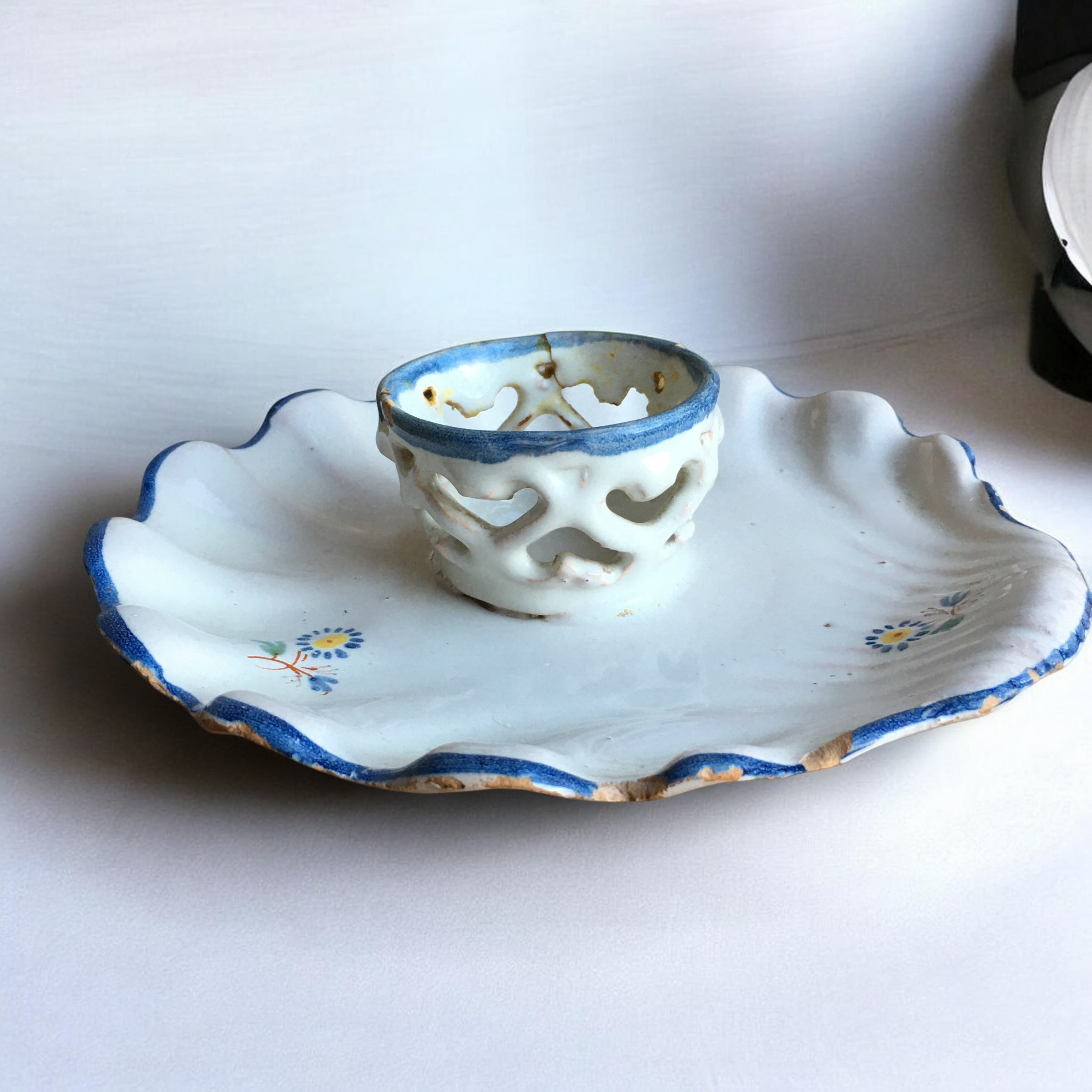 Mancerina de cerámica de Alcora “serie del ramito”, s.XVIII